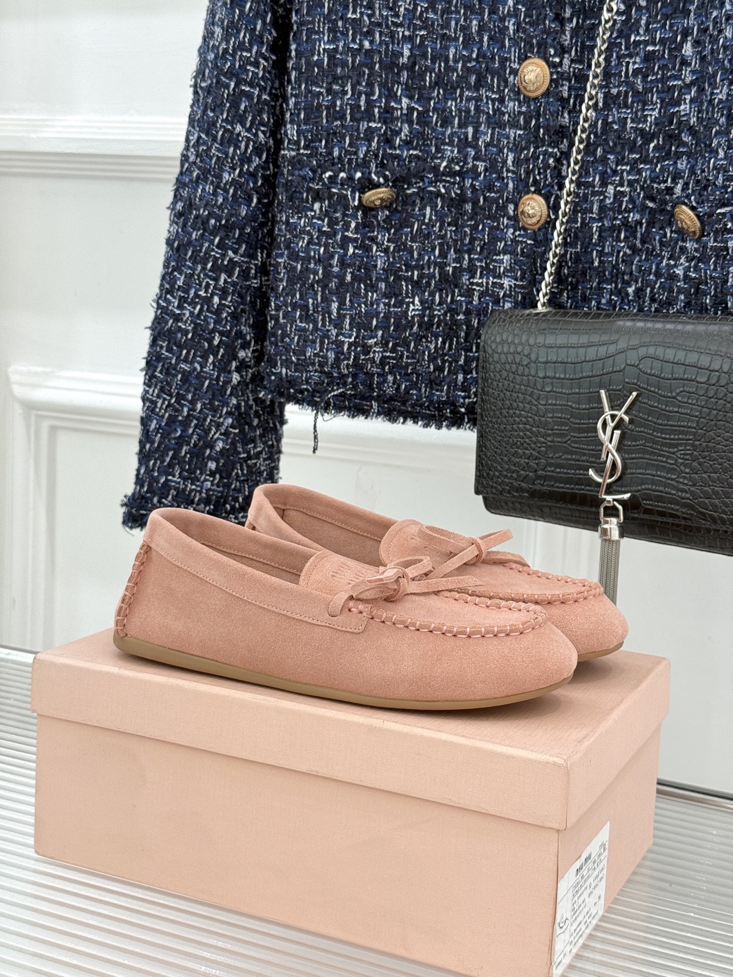 Miu Miu/缪缪26WF新品蝴蝶结麂皮豆豆鞋半拖 飞机盒＋10把少女的甜与叛逆揉进每一步。精选柔糯麂