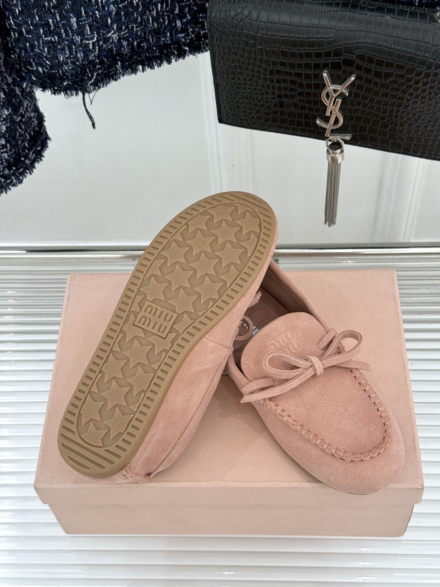 Miu Miu/缪缪26WF新品蝴蝶结麂皮豆豆鞋半拖 飞机盒＋10把少女的甜与叛逆揉进每一步。精选柔糯麂