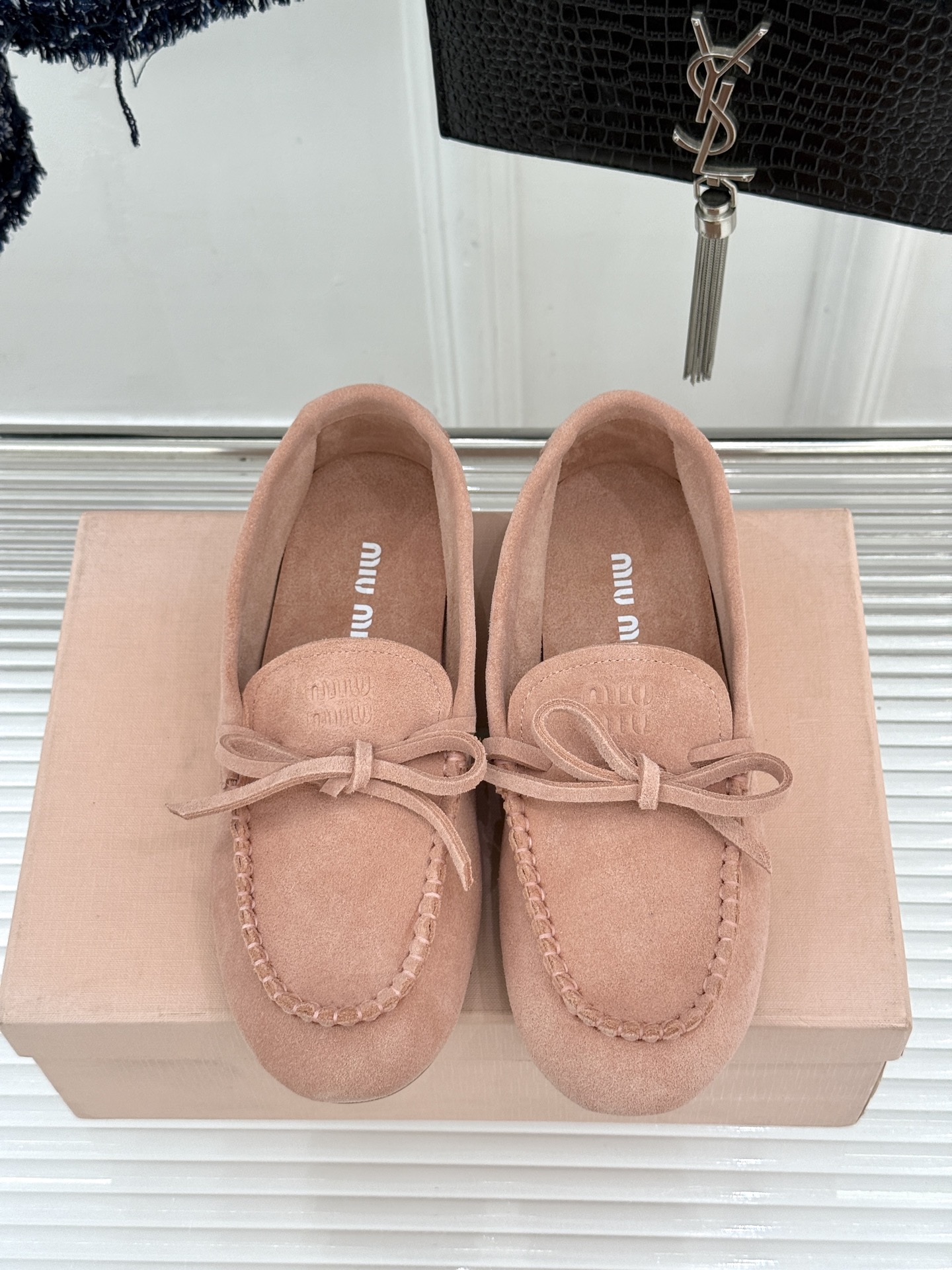 Miu Miu/缪缪26WF新品蝴蝶结麂皮豆豆鞋半拖 飞机盒＋10把少女的甜与叛逆揉进每一步。精选柔糯麂