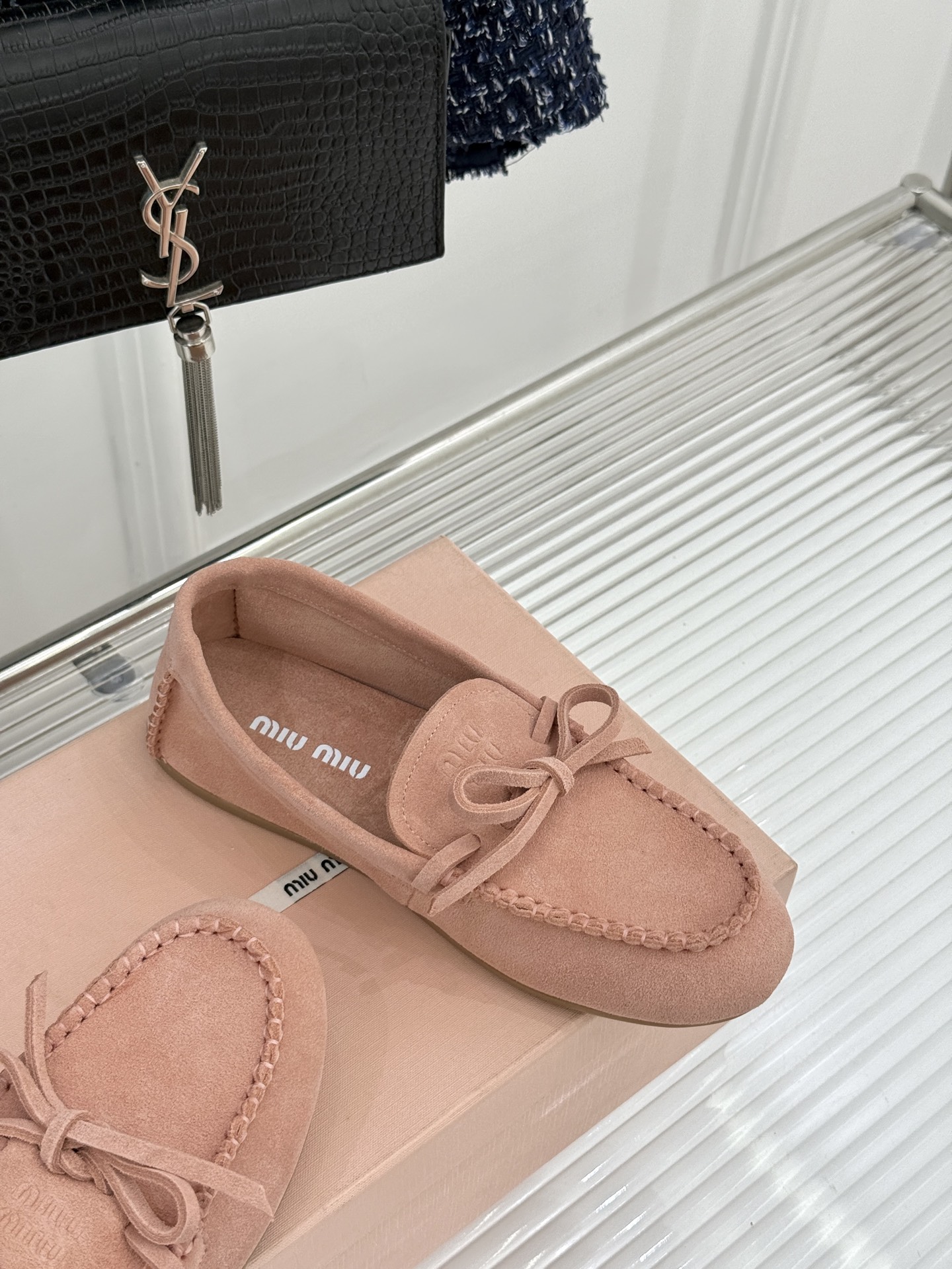 Miu Miu/缪缪26WF新品蝴蝶结麂皮豆豆鞋半拖 飞机盒＋10把少女的甜与叛逆揉进每一步。精选柔糯麂