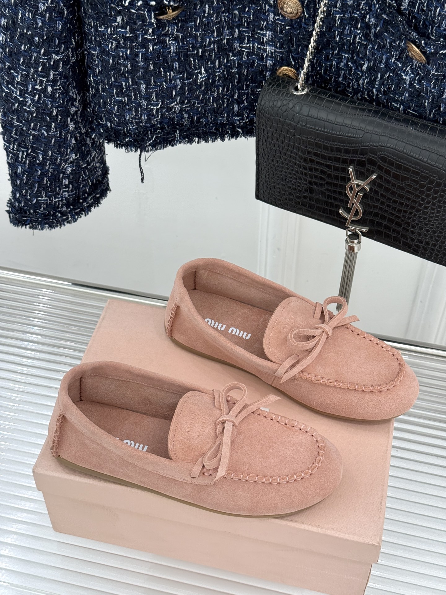 Miu Miu/缪缪26WF新品蝴蝶结麂皮豆豆鞋半拖 飞机盒＋10把少女的甜与叛逆揉进每一步。精选柔糯麂