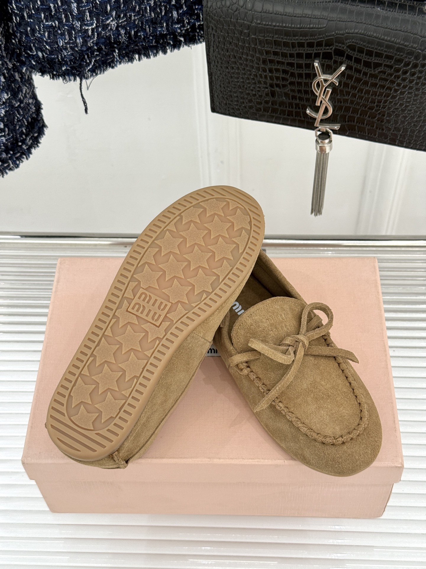 Miu Miu/缪缪26WF新品蝴蝶结麂皮豆豆鞋半拖 飞机盒＋10把少女的甜与叛逆揉进每一步。精选柔糯麂