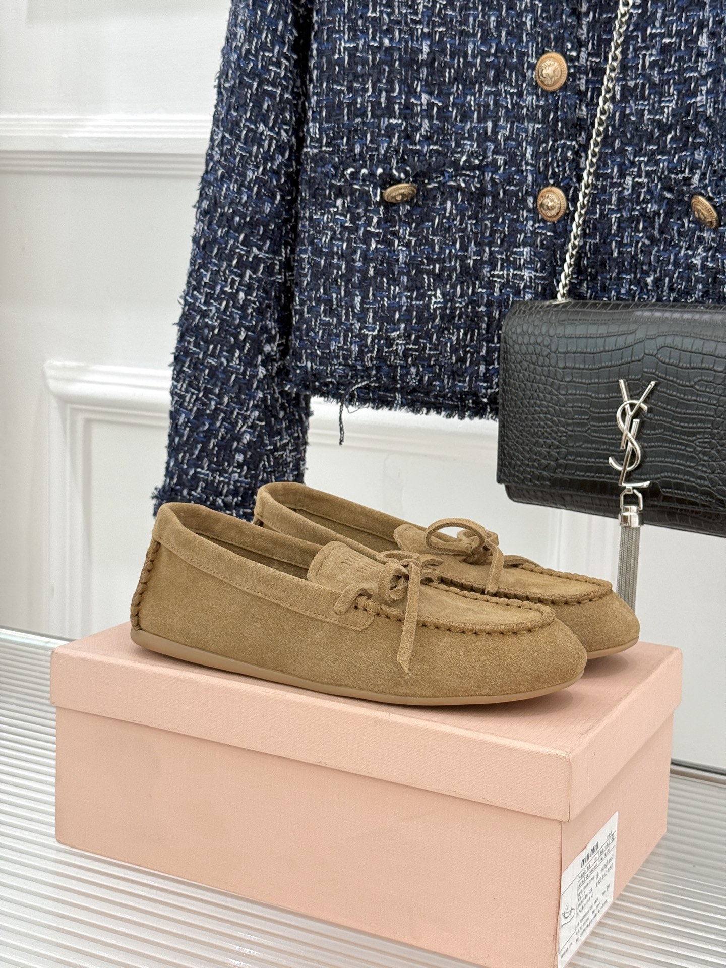 Miu Miu/缪缪26WF新品蝴蝶结麂皮豆豆鞋半拖 飞机盒＋10把少女的甜与叛逆揉进每一步。精选柔糯麂