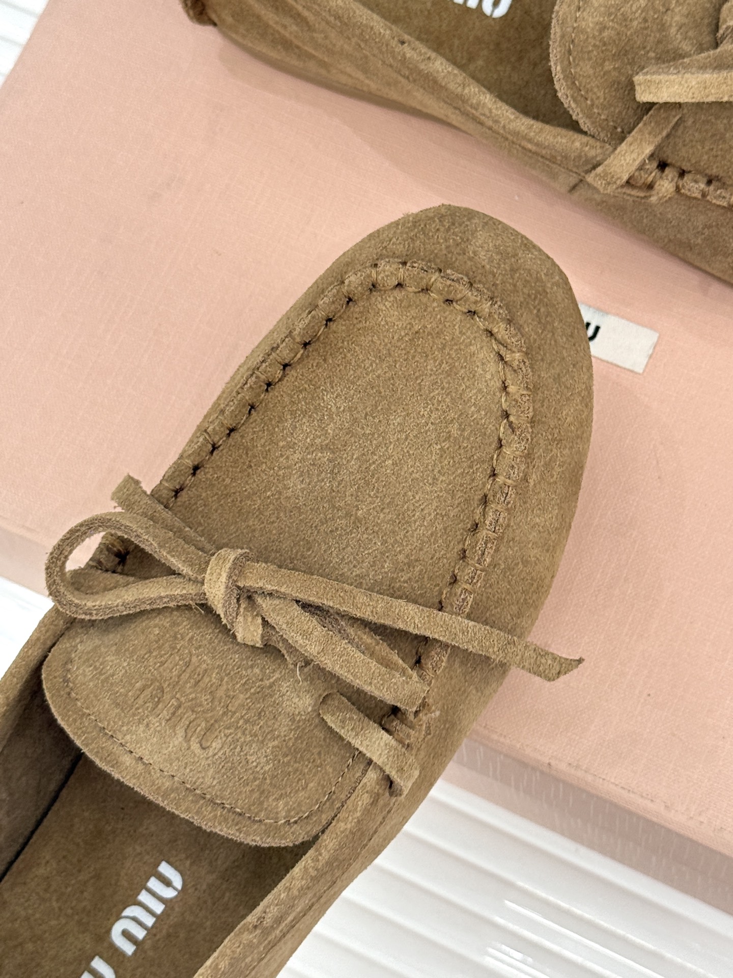 Miu Miu/缪缪26WF新品蝴蝶结麂皮豆豆鞋半拖 飞机盒＋10把少女的甜与叛逆揉进每一步。精选柔糯麂