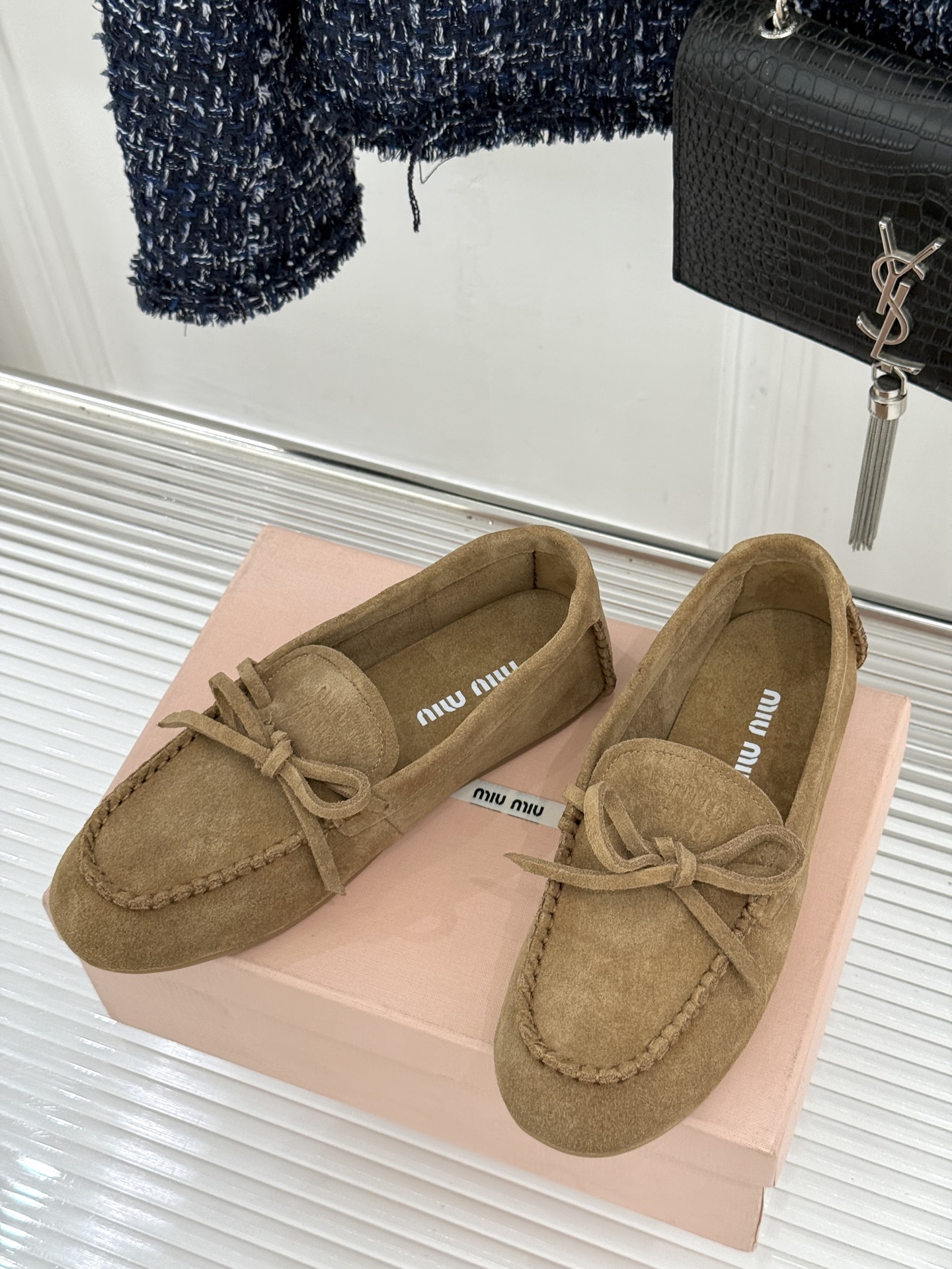 Miu Miu/缪缪26WF新品蝴蝶结麂皮豆豆鞋半拖 飞机盒＋10把少女的甜与叛逆揉进每一步。精选柔糯麂