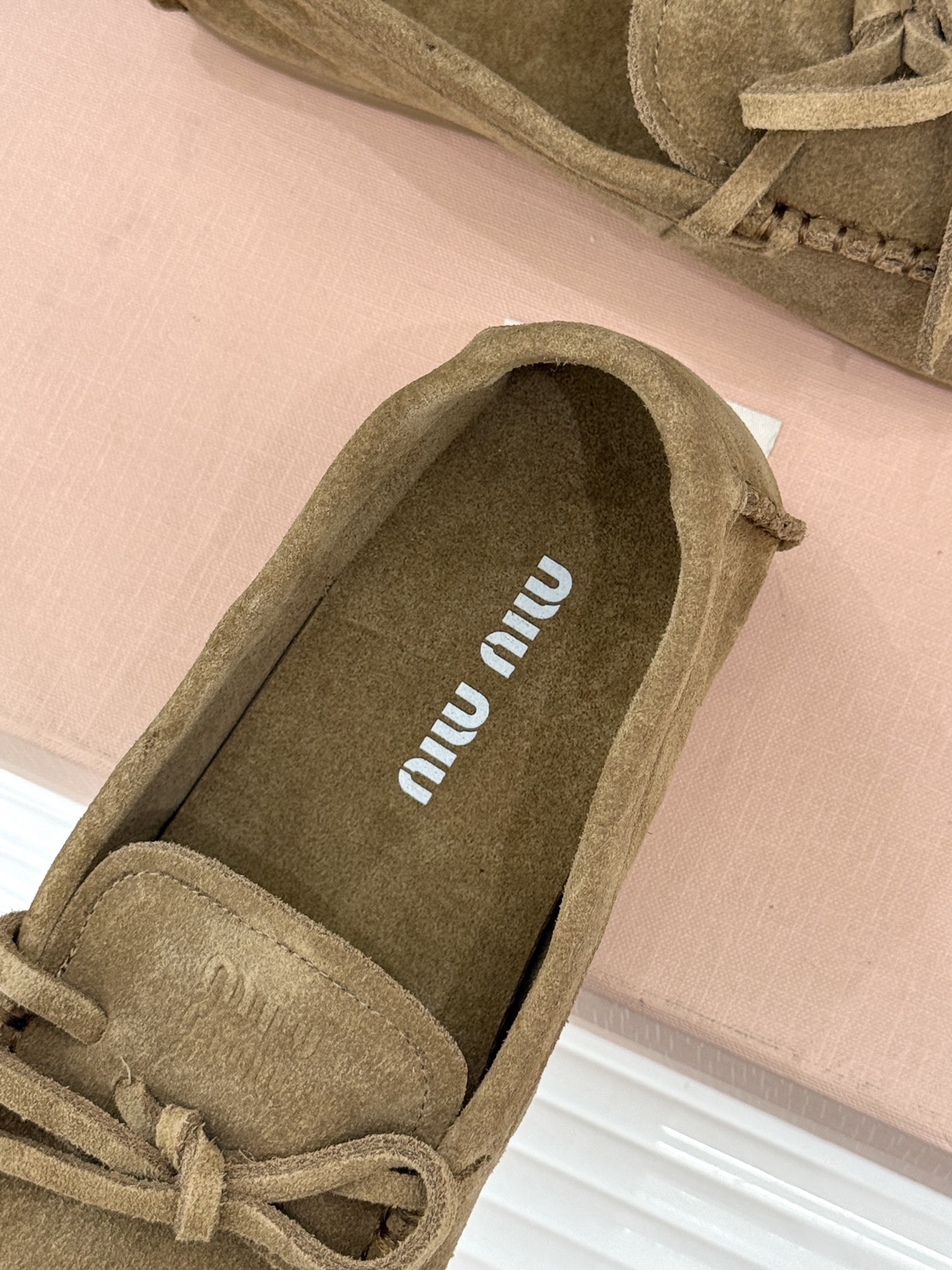 Miu Miu/缪缪26WF新品蝴蝶结麂皮豆豆鞋半拖 飞机盒＋10把少女的甜与叛逆揉进每一步。精选柔糯麂