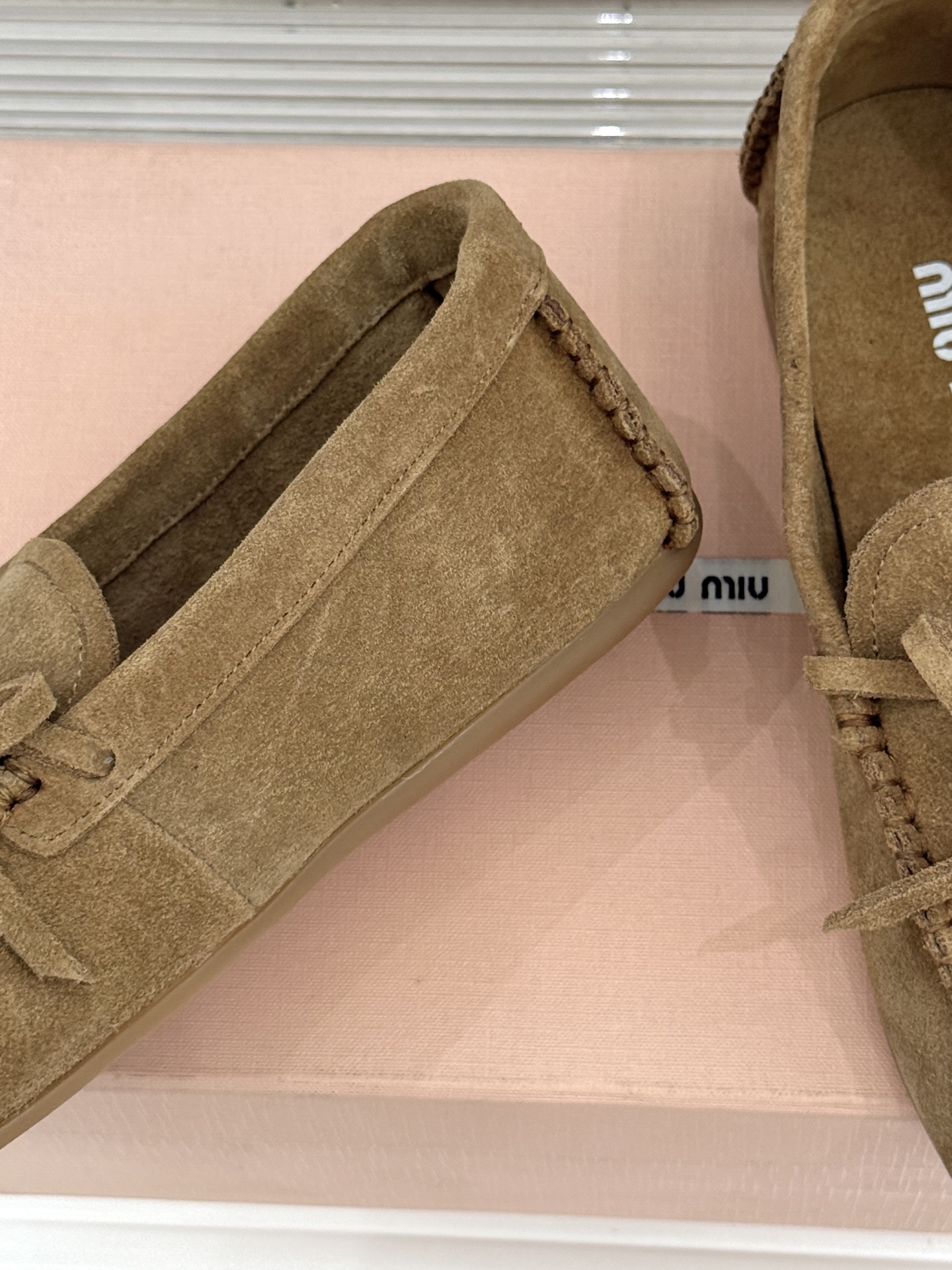 Miu Miu/缪缪26WF新品蝴蝶结麂皮豆豆鞋半拖 飞机盒＋10把少女的甜与叛逆揉进每一步。精选柔糯麂