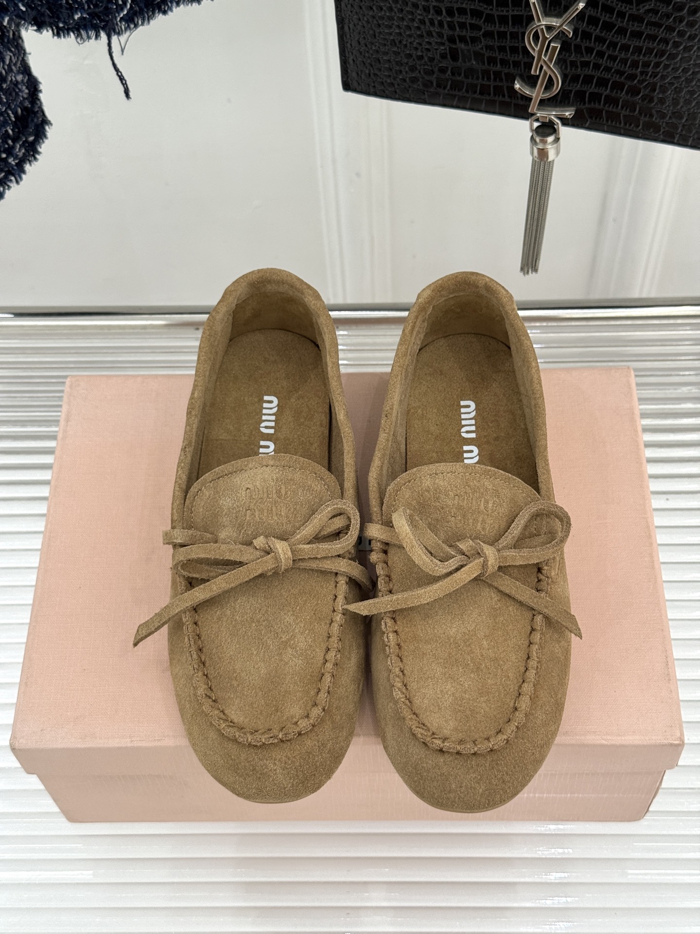 Miu Miu/缪缪26WF新品蝴蝶结麂皮豆豆鞋半拖 飞机盒＋10把少女的甜与叛逆揉进每一步。精选柔糯麂