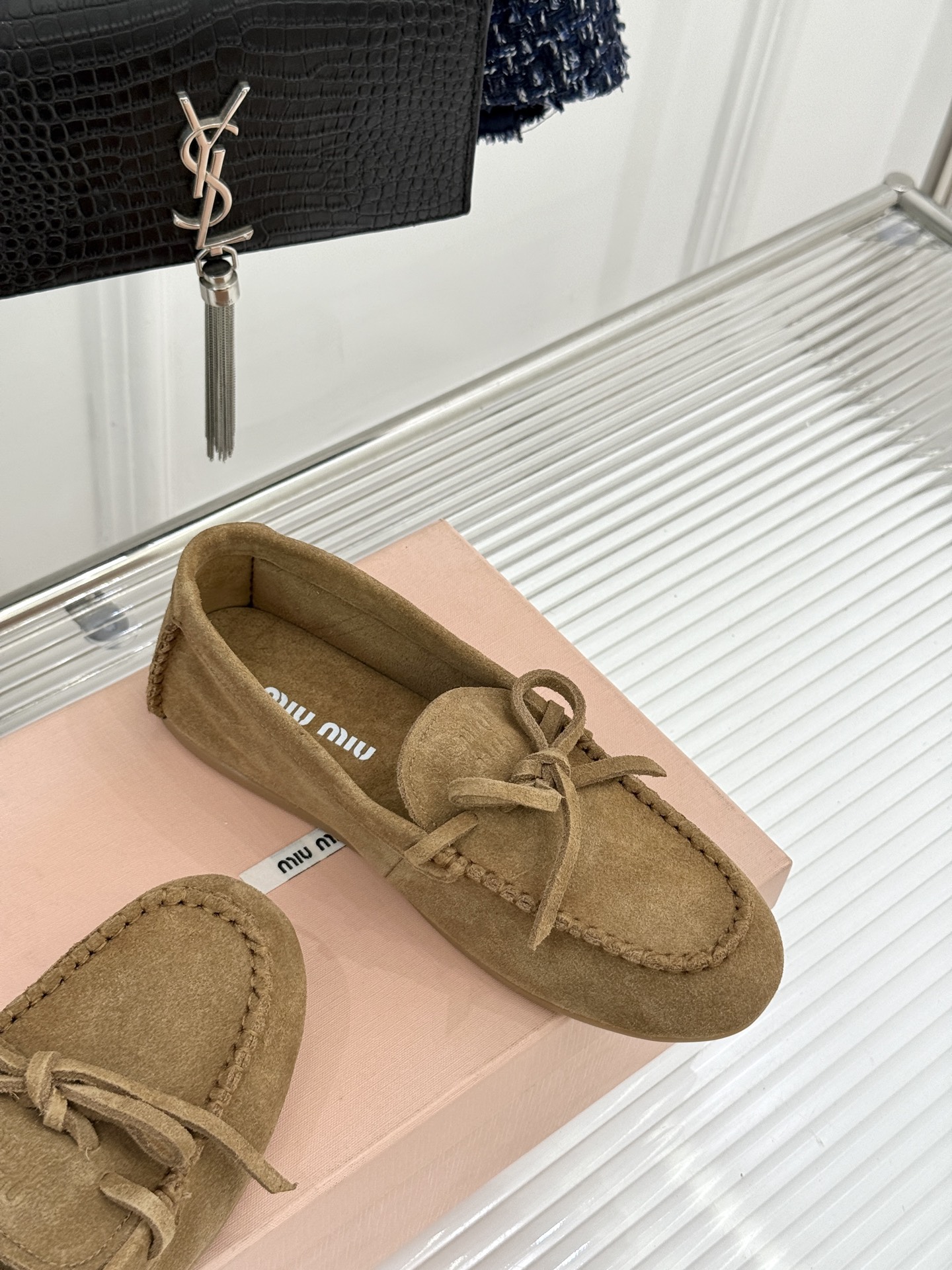 Miu Miu/缪缪26WF新品蝴蝶结麂皮豆豆鞋半拖 飞机盒＋10把少女的甜与叛逆揉进每一步。精选柔糯麂