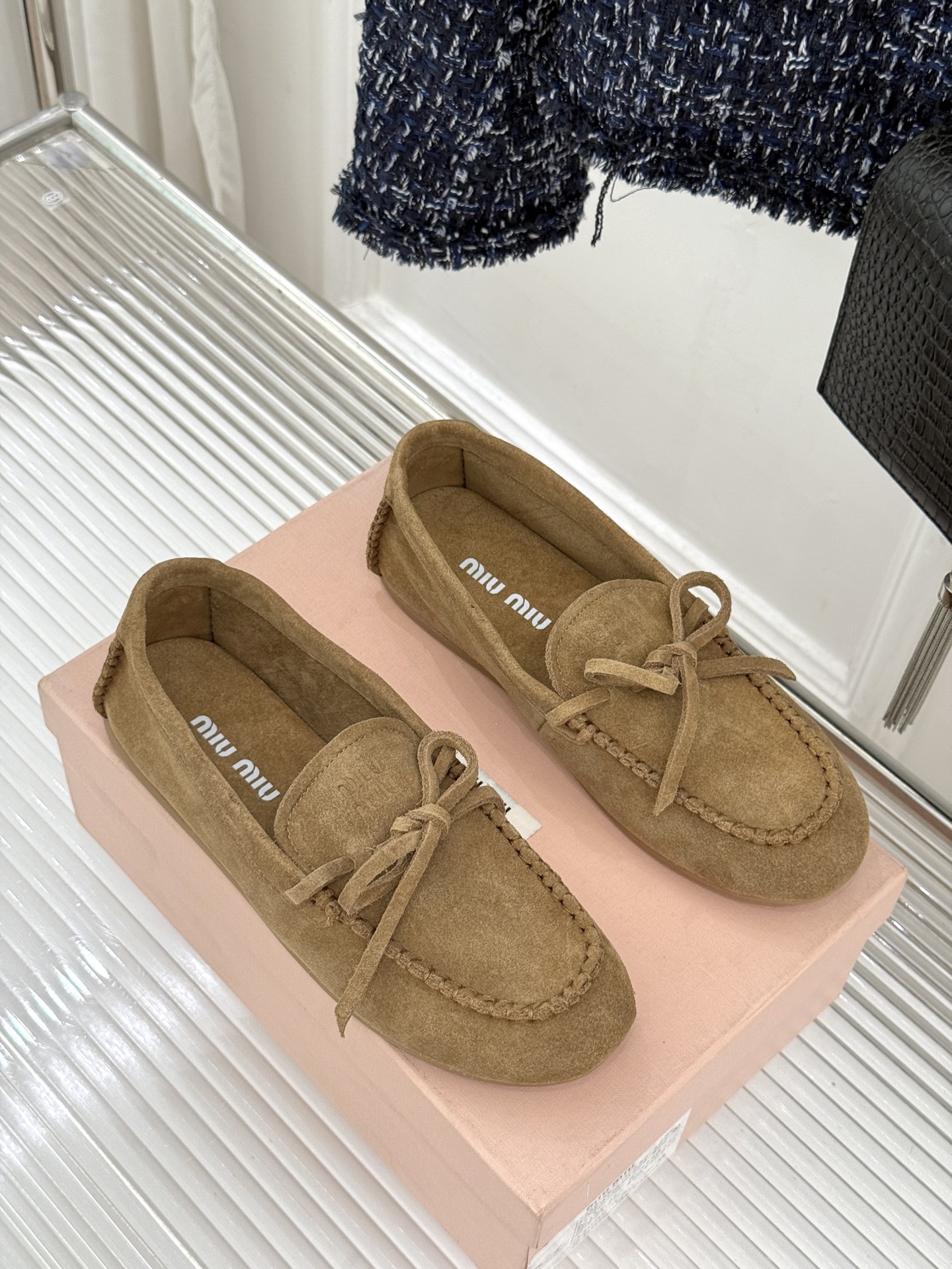 Miu Miu/缪缪26WF新品蝴蝶结麂皮豆豆鞋半拖 飞机盒＋10把少女的甜与叛逆揉进每一步。精选柔糯麂