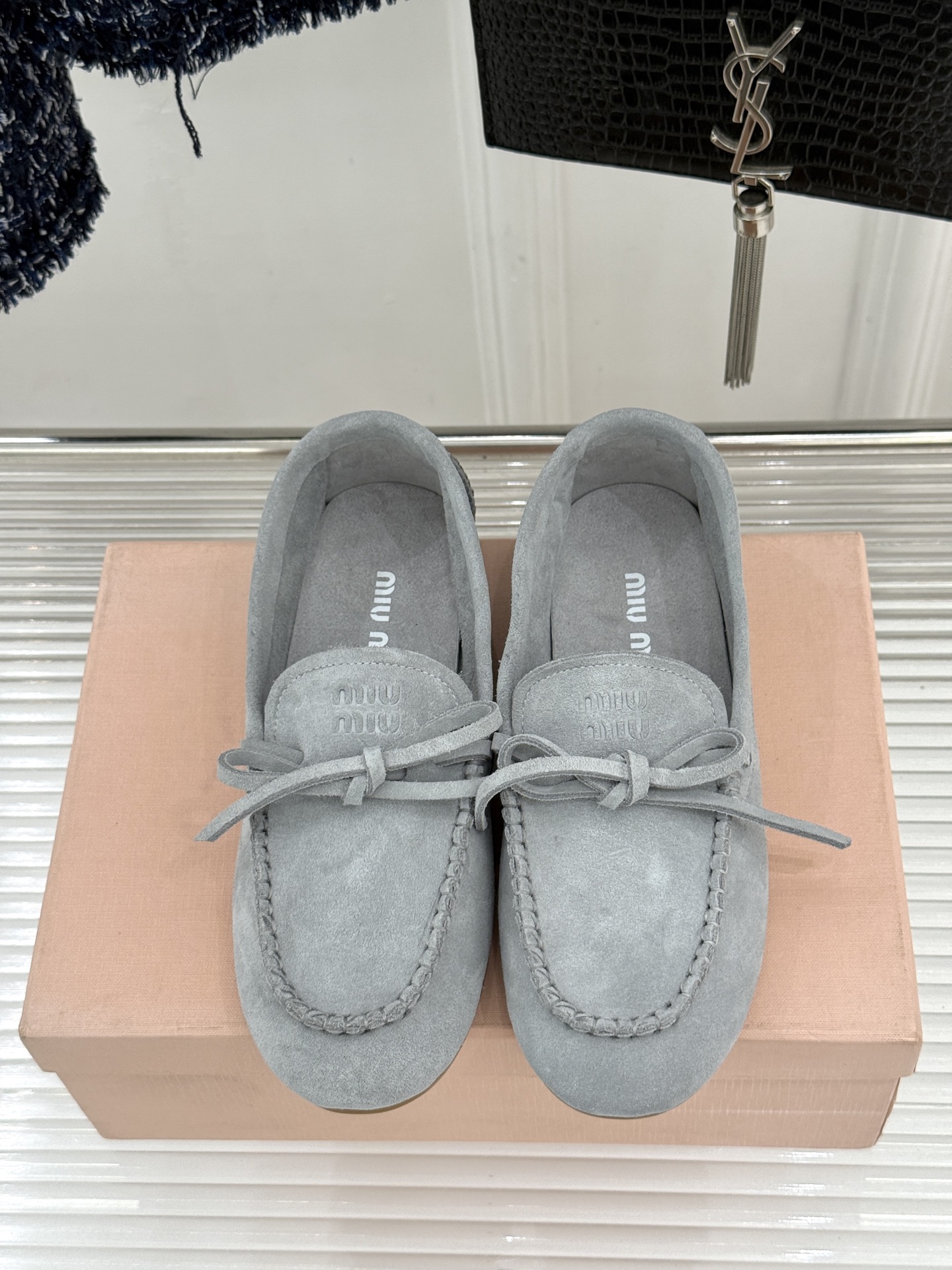 Miu Miu/缪缪26WF新品蝴蝶结麂皮豆豆鞋半拖 飞机盒＋10把少女的甜与叛逆揉进每一步。精选柔糯麂