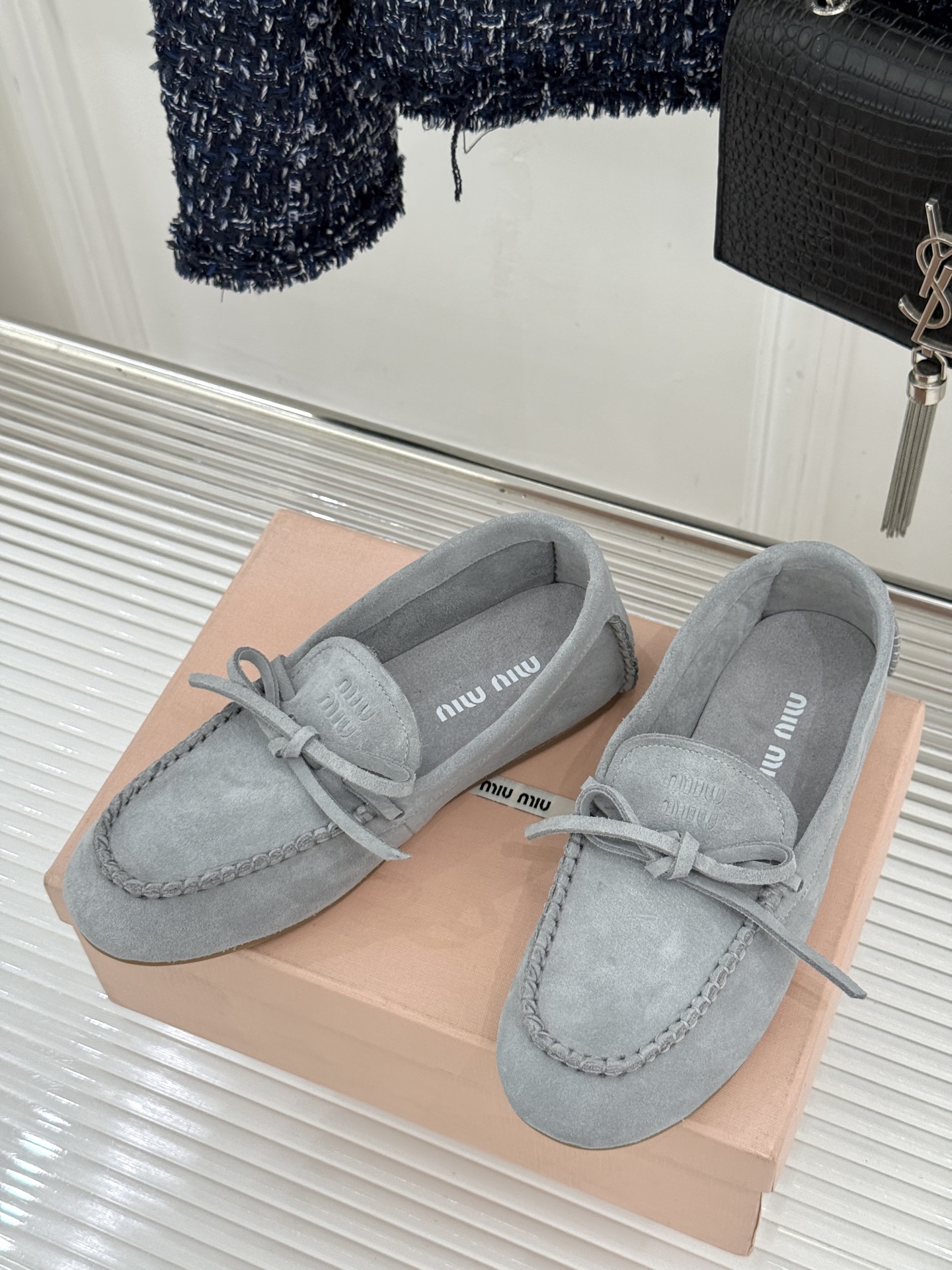 Miu Miu/缪缪26WF新品蝴蝶结麂皮豆豆鞋半拖 飞机盒＋10把少女的甜与叛逆揉进每一步。精选柔糯麂