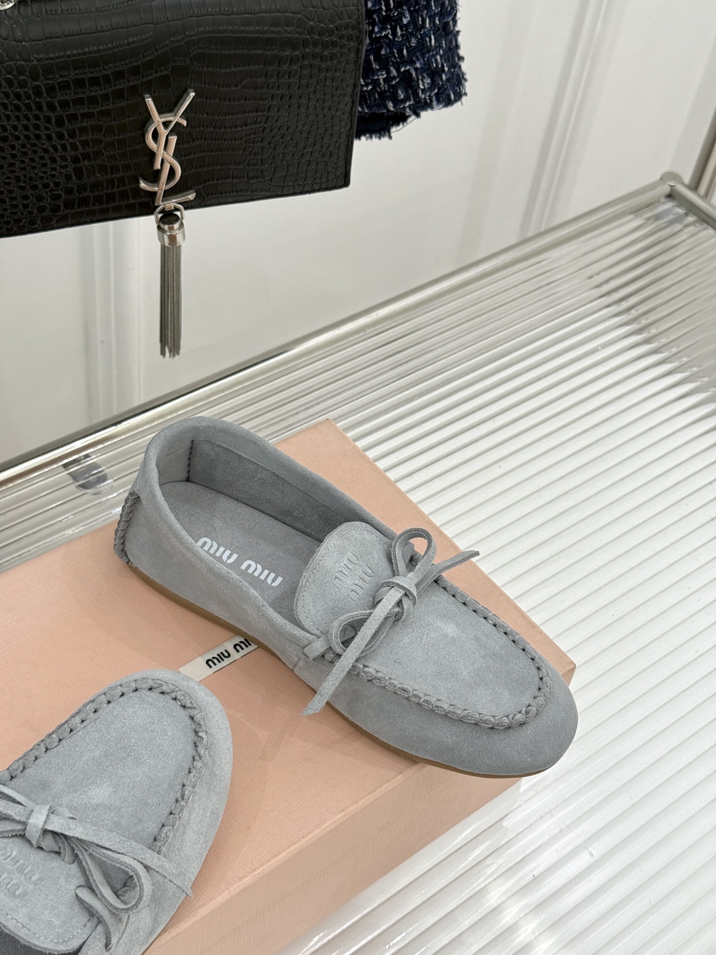 Miu Miu/缪缪26WF新品蝴蝶结麂皮豆豆鞋半拖 飞机盒＋10把少女的甜与叛逆揉进每一步。精选柔糯麂