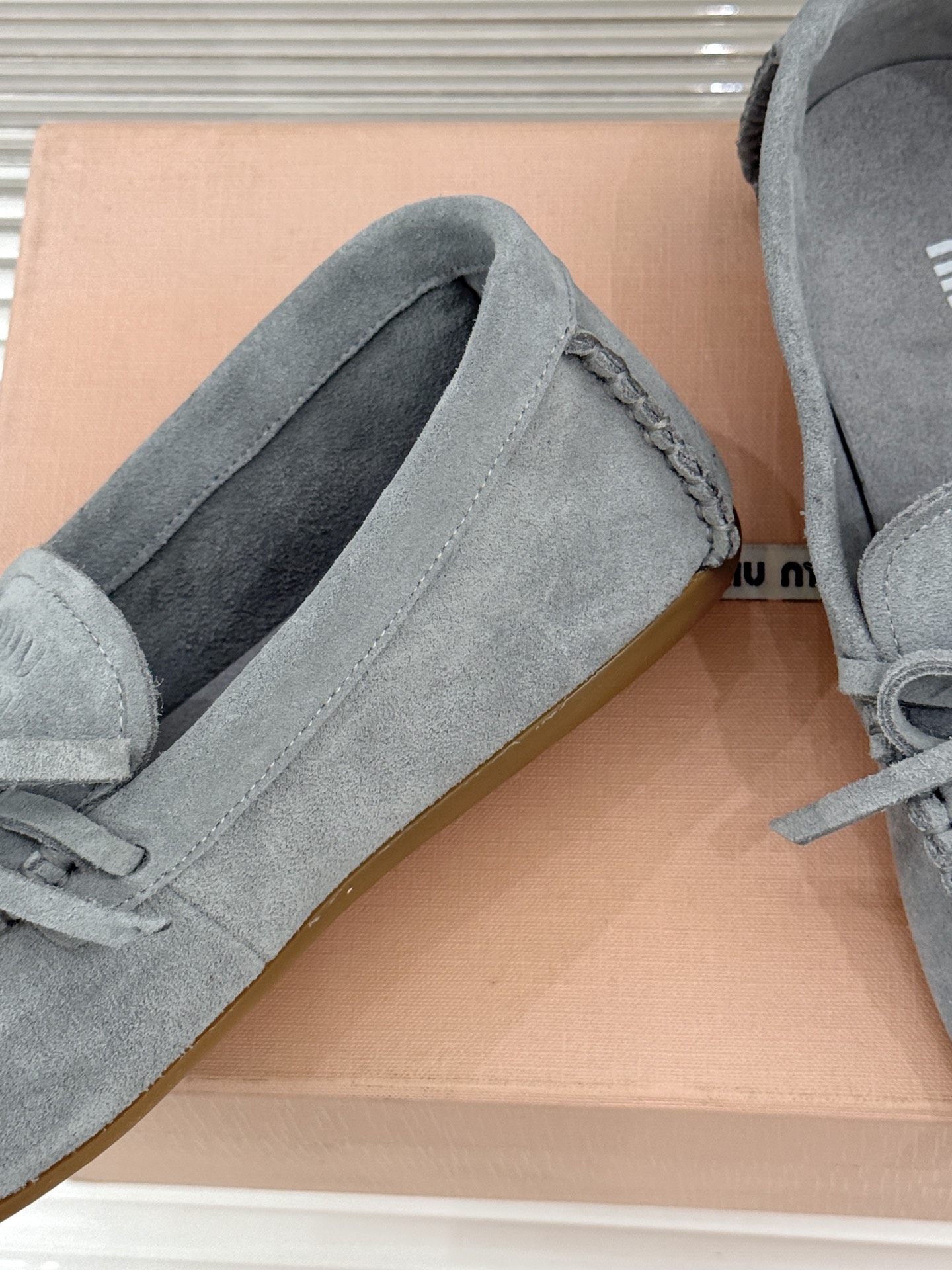 Miu Miu/缪缪26WF新品蝴蝶结麂皮豆豆鞋半拖 飞机盒＋10把少女的甜与叛逆揉进每一步。精选柔糯麂