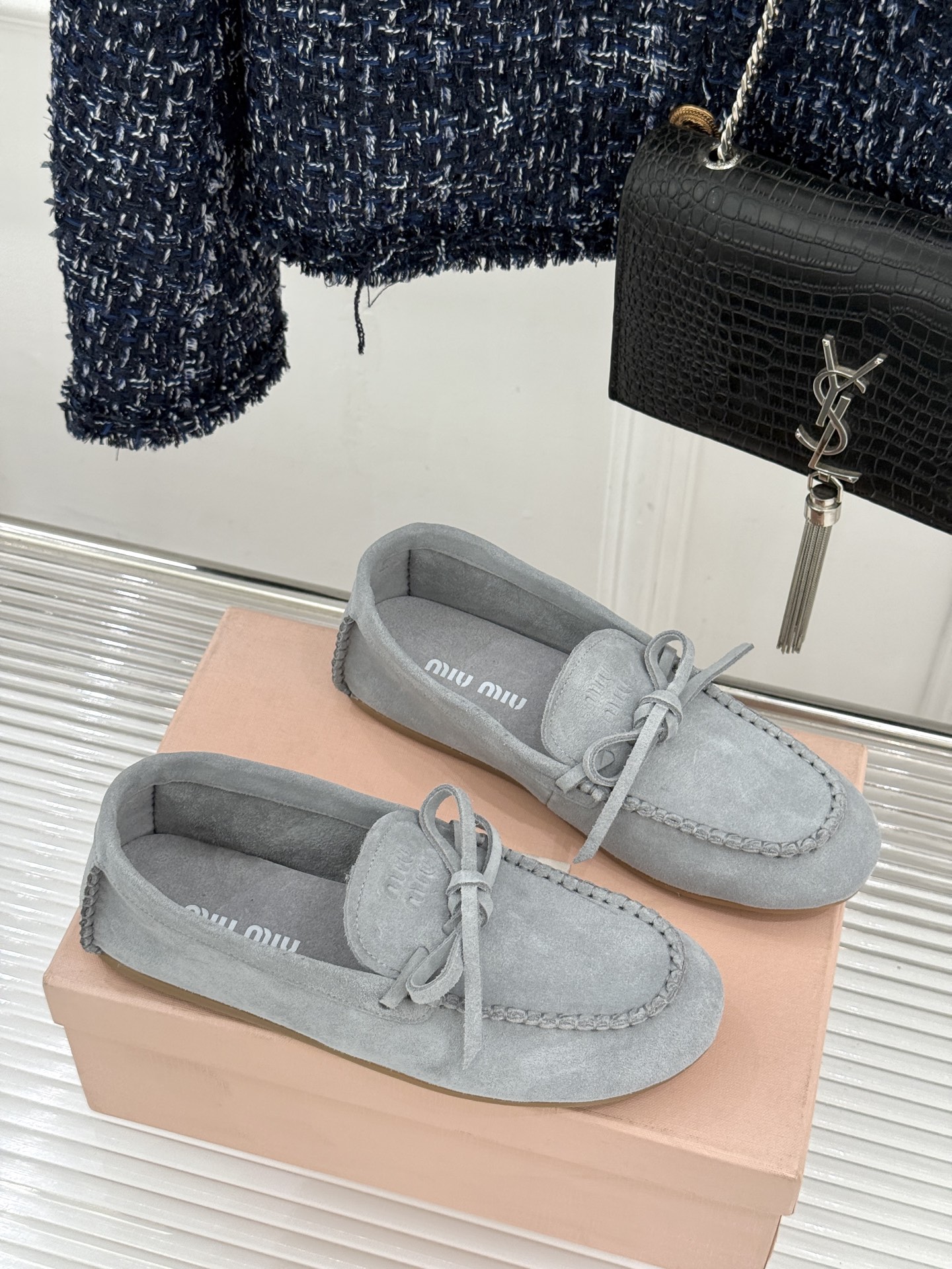 Miu Miu/缪缪26WF新品蝴蝶结麂皮豆豆鞋半拖 飞机盒＋10把少女的甜与叛逆揉进每一步。精选柔糯麂