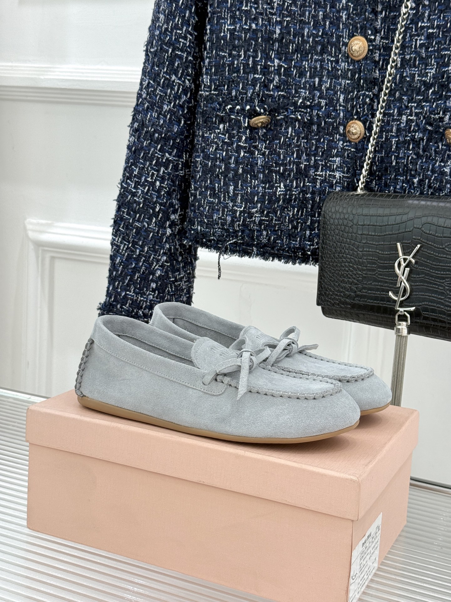 Miu Miu/缪缪26WF新品蝴蝶结麂皮豆豆鞋半拖 飞机盒＋10把少女的甜与叛逆揉进每一步。精选柔糯麂