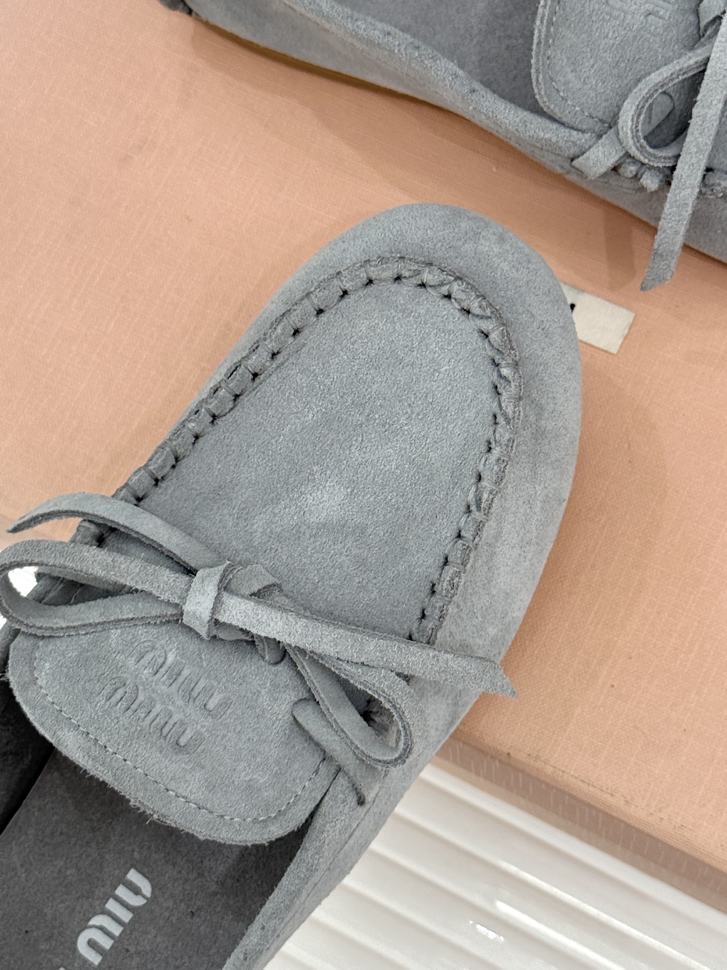 Miu Miu/缪缪26WF新品蝴蝶结麂皮豆豆鞋半拖 飞机盒＋10把少女的甜与叛逆揉进每一步。精选柔糯麂