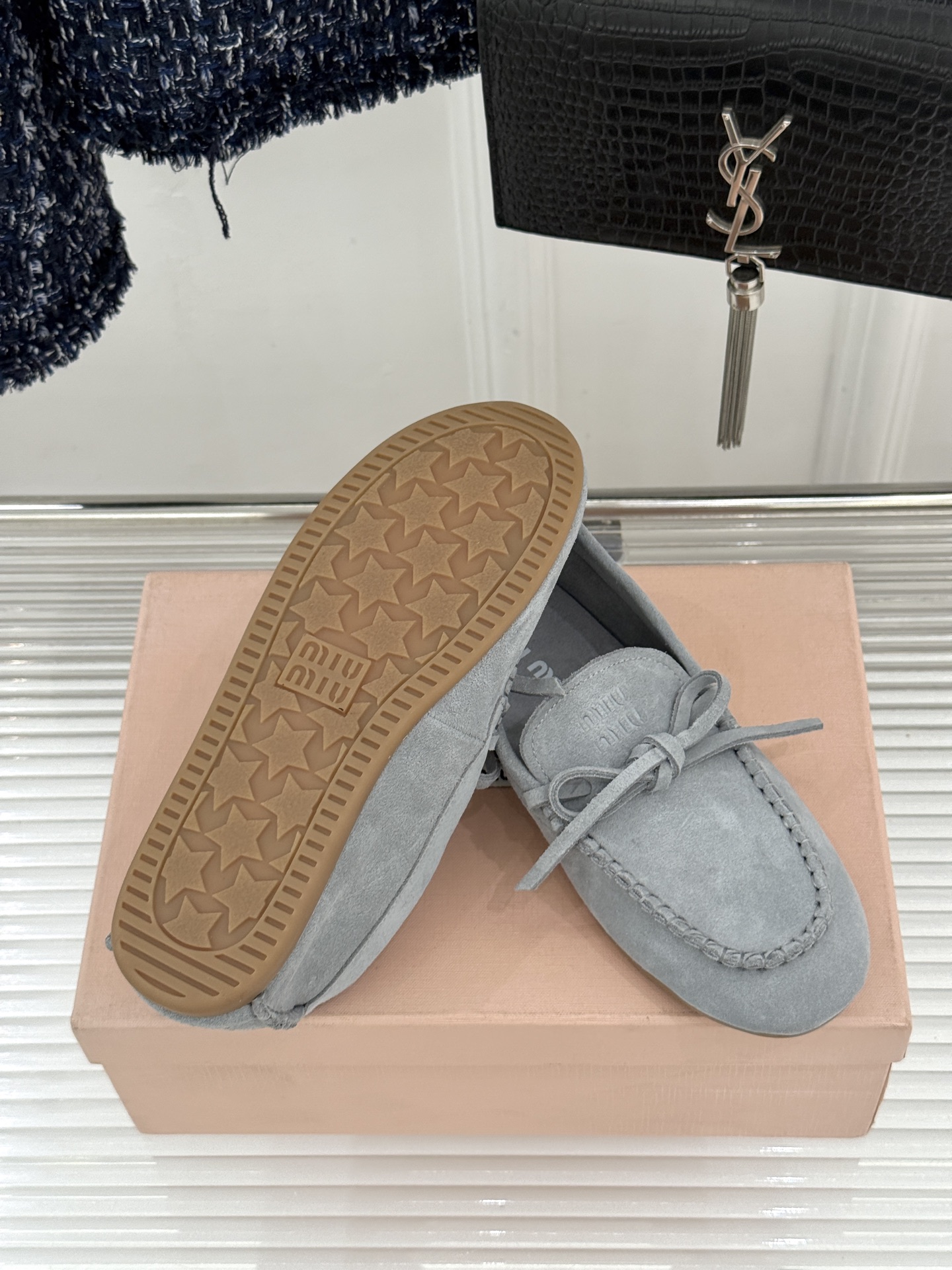 Miu Miu/缪缪26WF新品蝴蝶结麂皮豆豆鞋半拖 飞机盒＋10把少女的甜与叛逆揉进每一步。精选柔糯麂