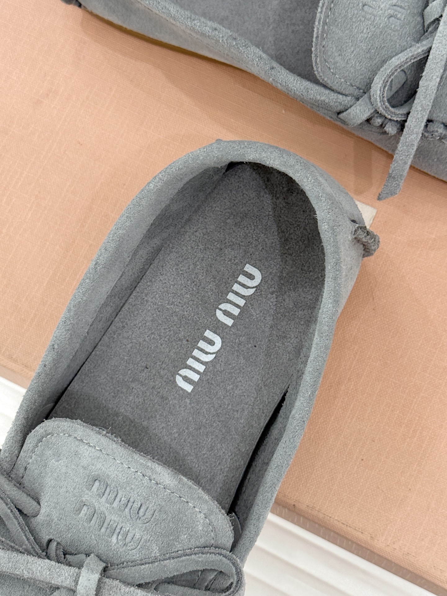 Miu Miu/缪缪26WF新品蝴蝶结麂皮豆豆鞋半拖 飞机盒＋10把少女的甜与叛逆揉进每一步。精选柔糯麂