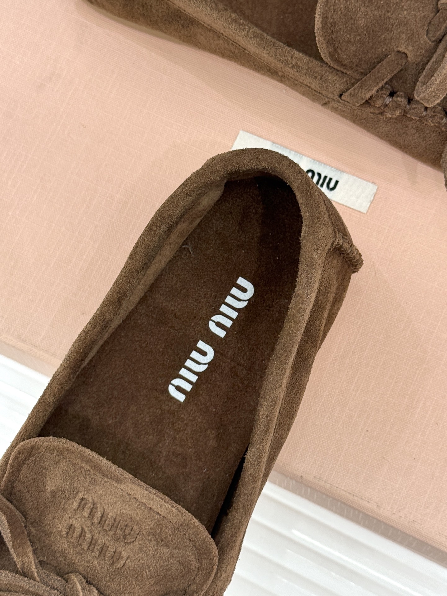 Miu Miu/缪缪26WF新品蝴蝶结麂皮豆豆鞋半拖 飞机盒＋10把少女的甜与叛逆揉进每一步。精选柔糯麂