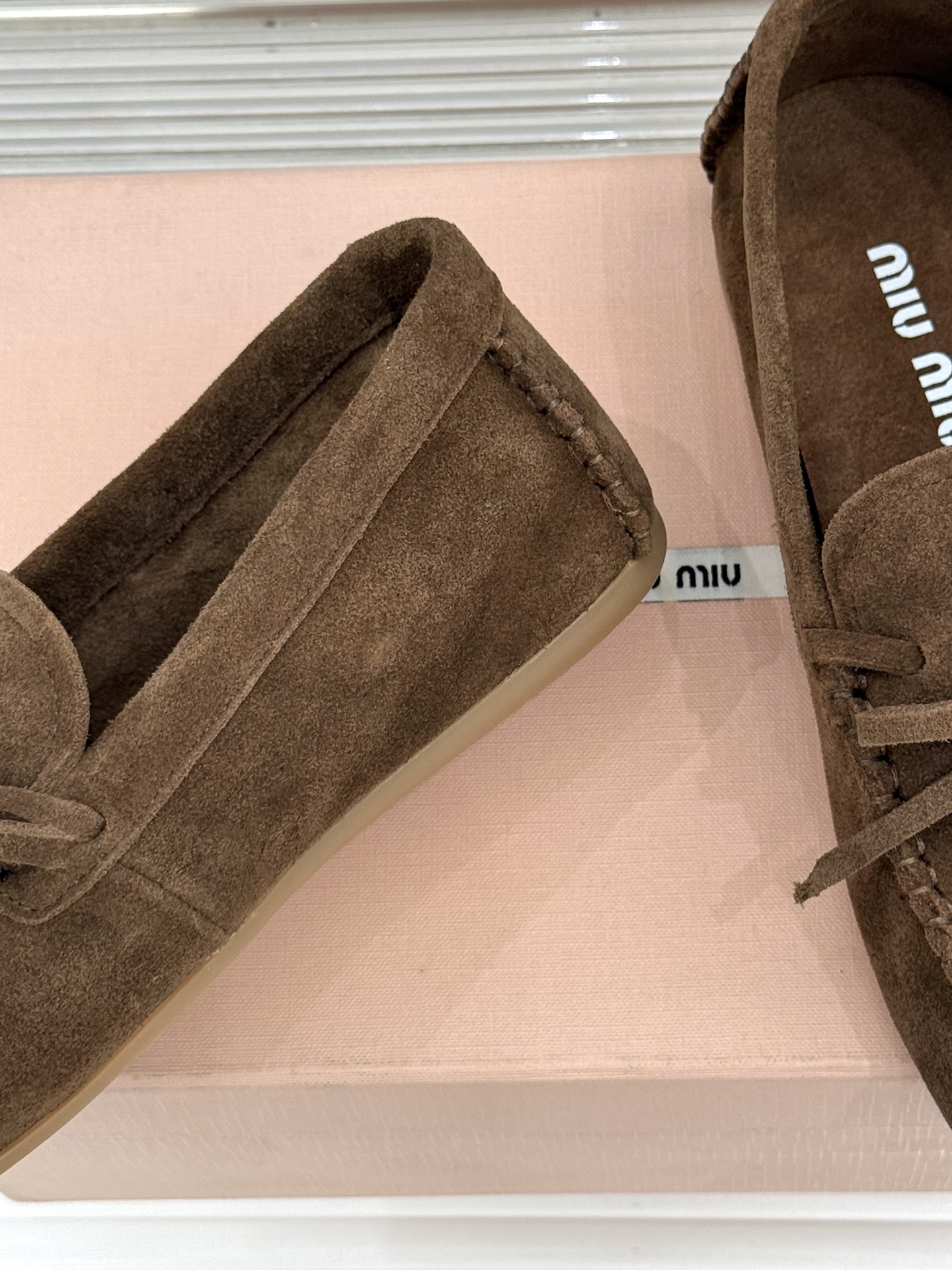 Miu Miu/缪缪26WF新品蝴蝶结麂皮豆豆鞋半拖 飞机盒＋10把少女的甜与叛逆揉进每一步。精选柔糯麂