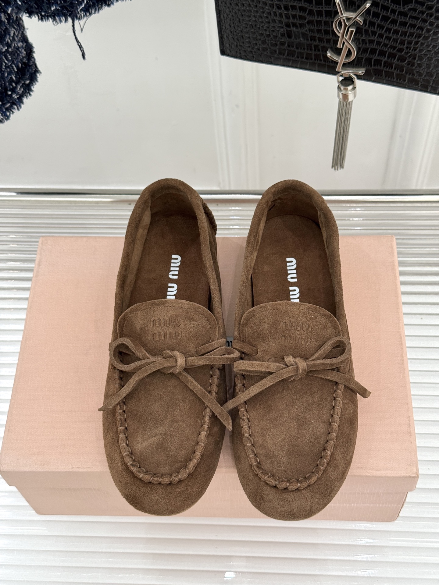 Miu Miu/缪缪26WF新品蝴蝶结麂皮豆豆鞋半拖 飞机盒＋10把少女的甜与叛逆揉进每一步。精选柔糯麂