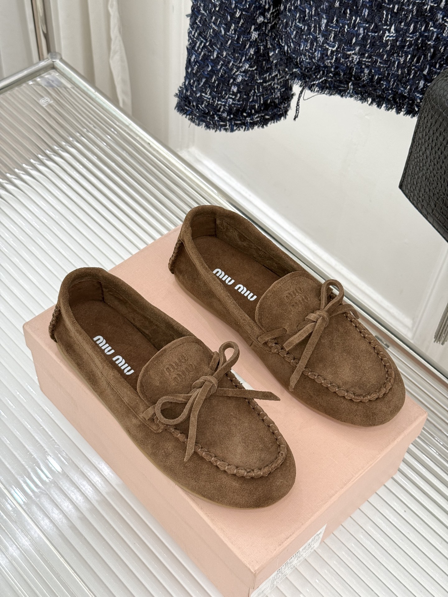 Miu Miu/缪缪26WF新品蝴蝶结麂皮豆豆鞋半拖 飞机盒＋10把少女的甜与叛逆揉进每一步。精选柔糯麂