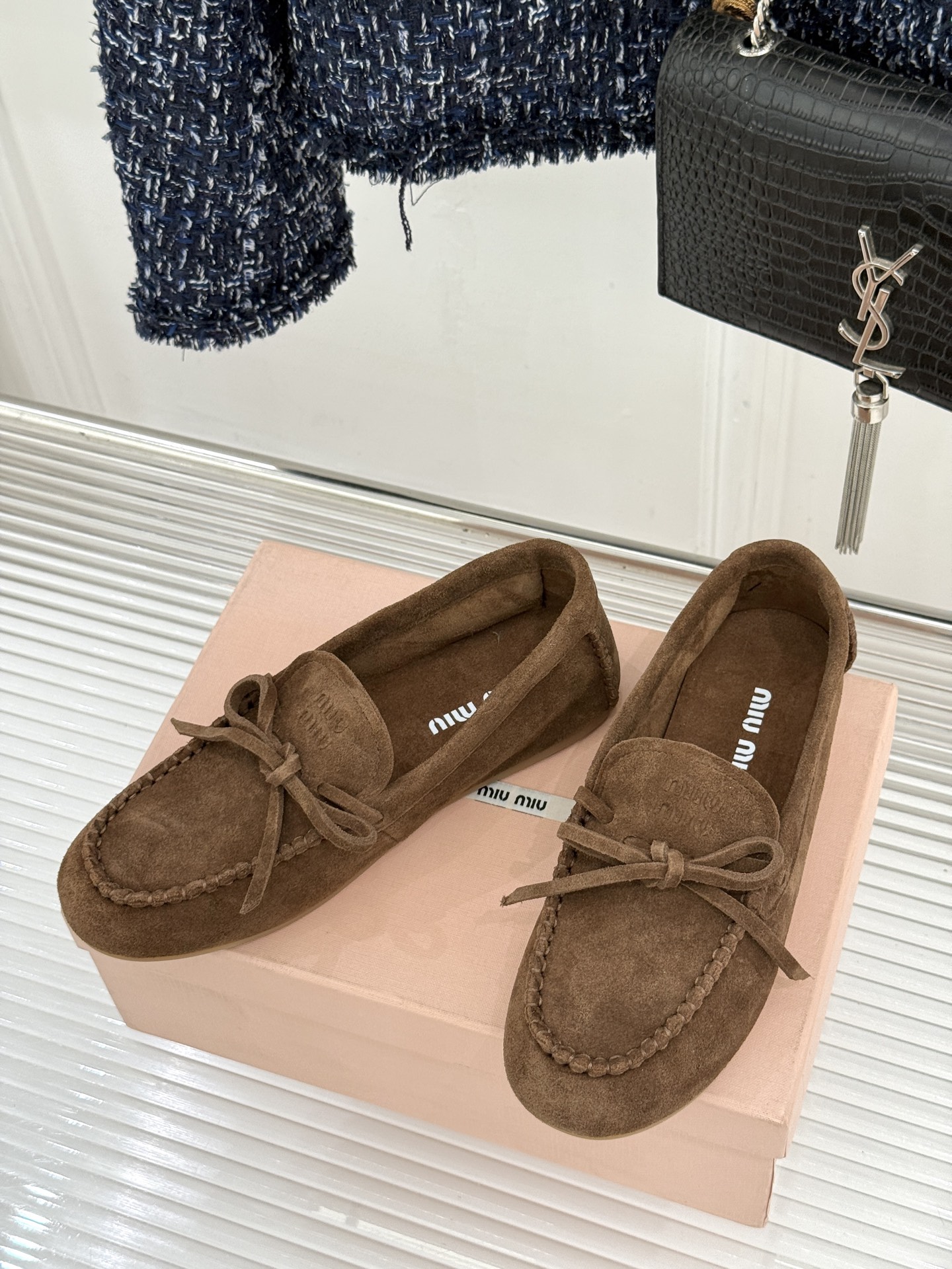 Miu Miu/缪缪26WF新品蝴蝶结麂皮豆豆鞋半拖 飞机盒＋10把少女的甜与叛逆揉进每一步。精选柔糯麂