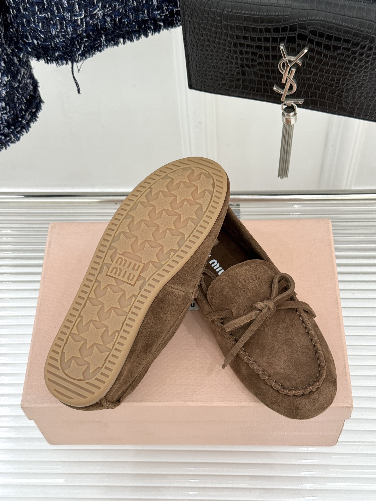 Miu Miu/缪缪26WF新品蝴蝶结麂皮豆豆鞋半拖 飞机盒＋10把少女的甜与叛逆揉进每一步。精选柔糯麂