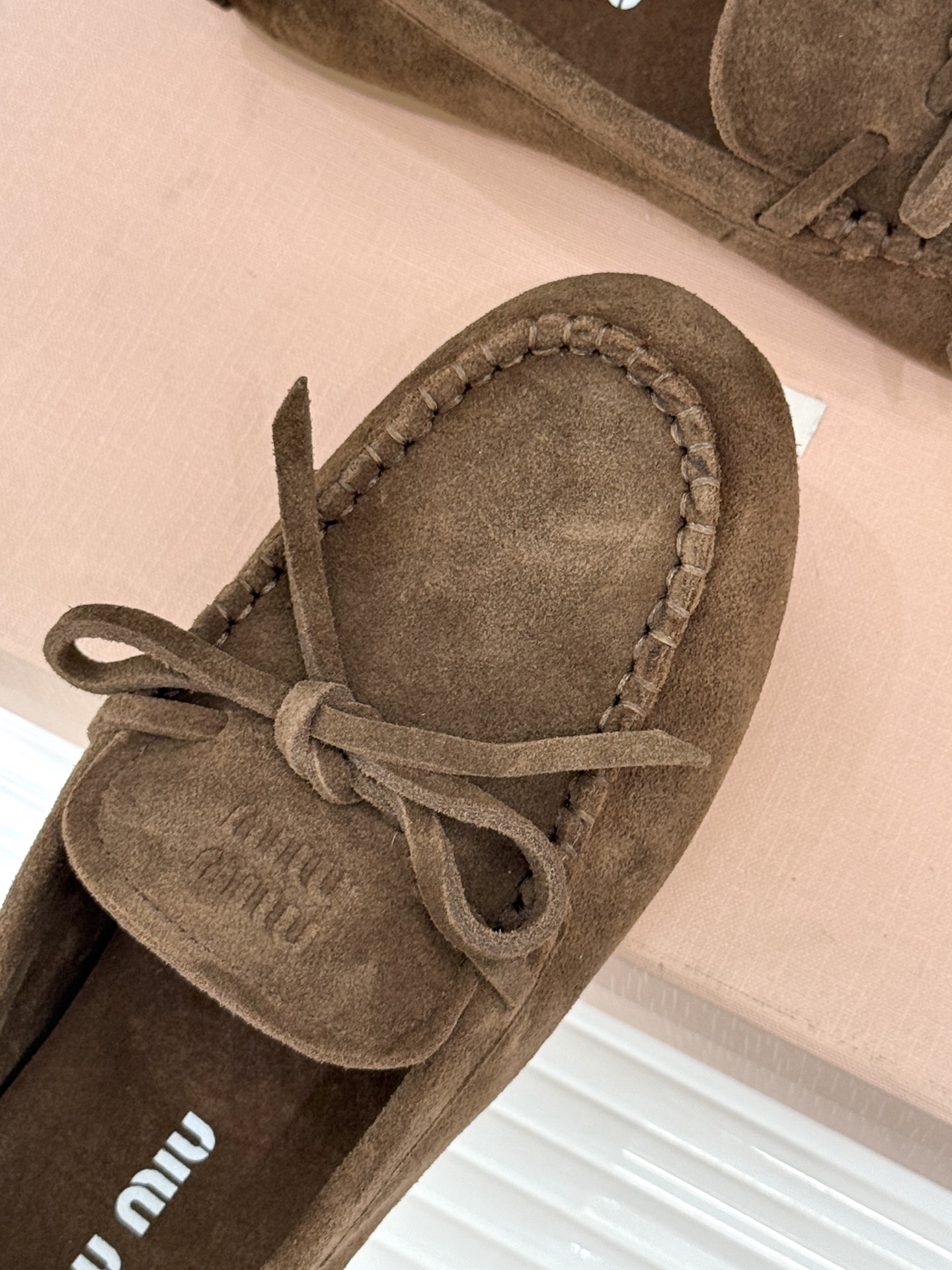 Miu Miu/缪缪26WF新品蝴蝶结麂皮豆豆鞋半拖 飞机盒＋10把少女的甜与叛逆揉进每一步。精选柔糯麂