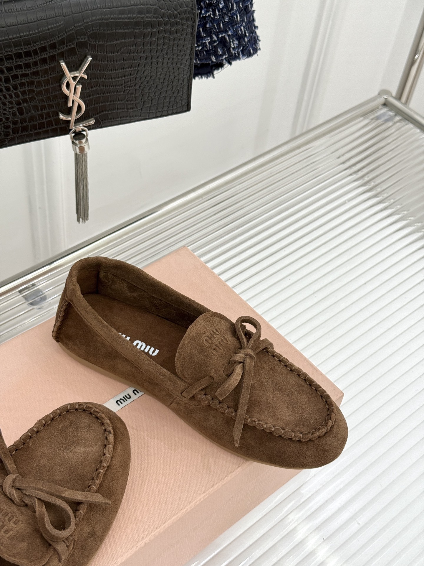 Miu Miu/缪缪26WF新品蝴蝶结麂皮豆豆鞋半拖 飞机盒＋10把少女的甜与叛逆揉进每一步。精选柔糯麂