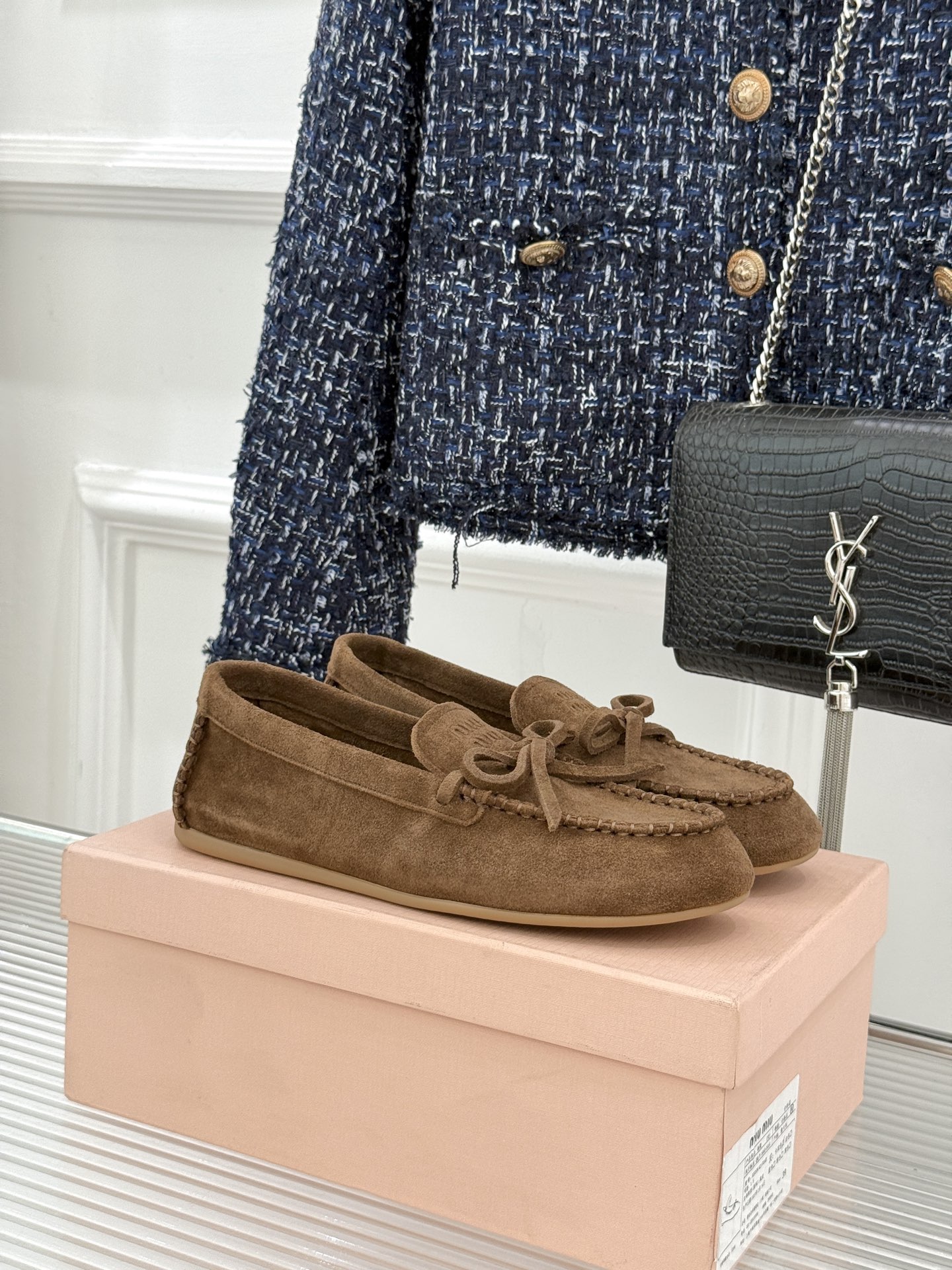 Miu Miu/缪缪26WF新品蝴蝶结麂皮豆豆鞋半拖 飞机盒＋10把少女的甜与叛逆揉进每一步。精选柔糯麂