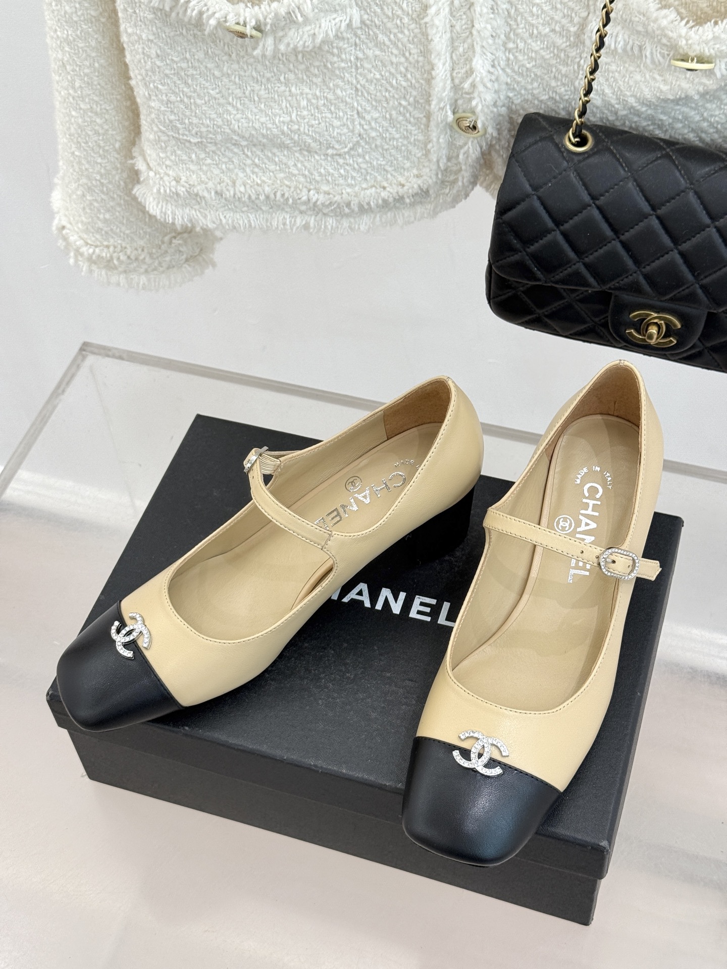 CHANE* ｜小香经典水钻双C拼色粗跟玛丽珍鞋这双玛丽珍鞋以复古玛丽珍为基底用拼色美学重构优雅秩序。经