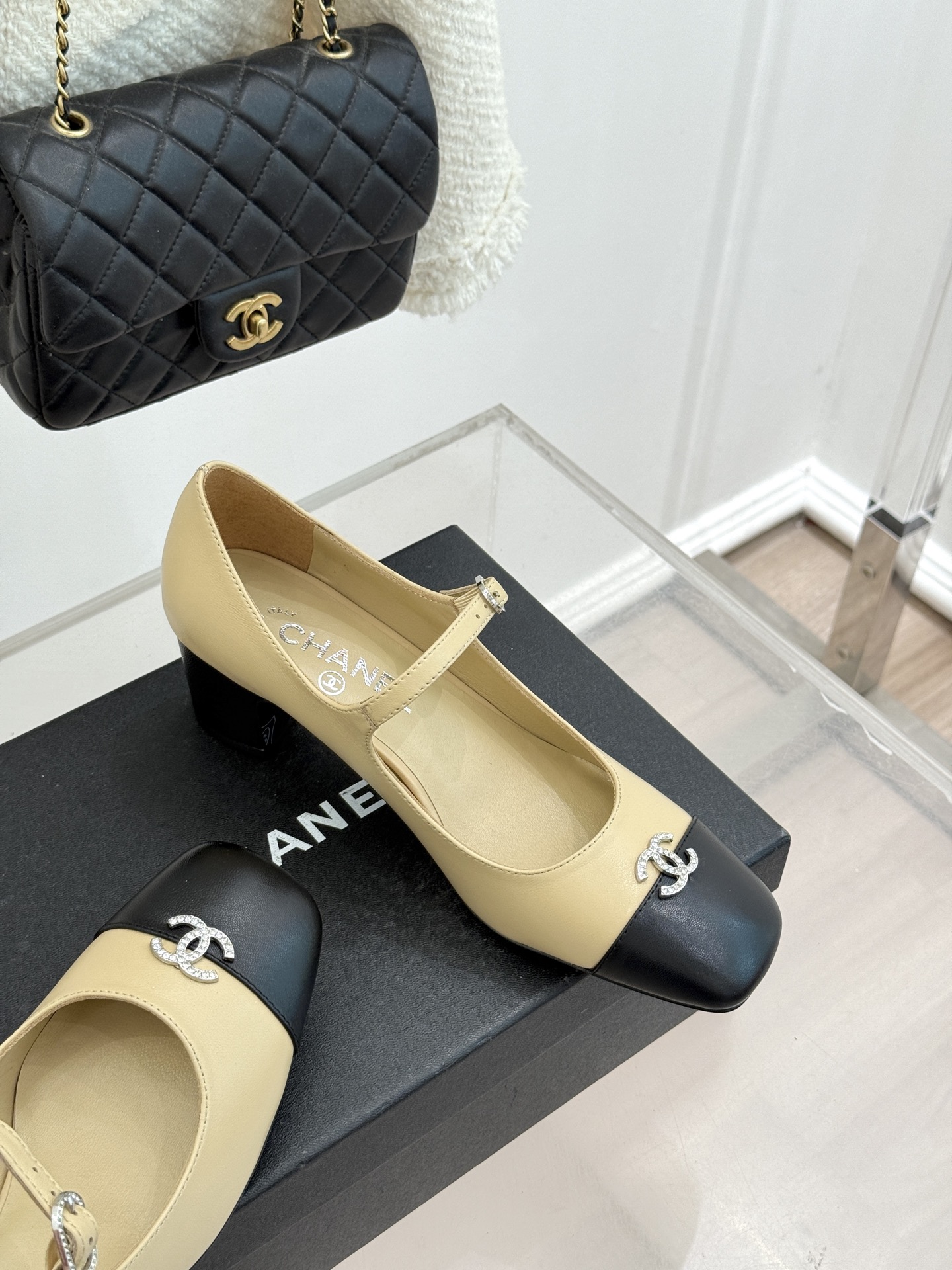 CHANE* ｜小香经典水钻双C拼色粗跟玛丽珍鞋这双玛丽珍鞋以复古玛丽珍为基底用拼色美学重构优雅秩序。经