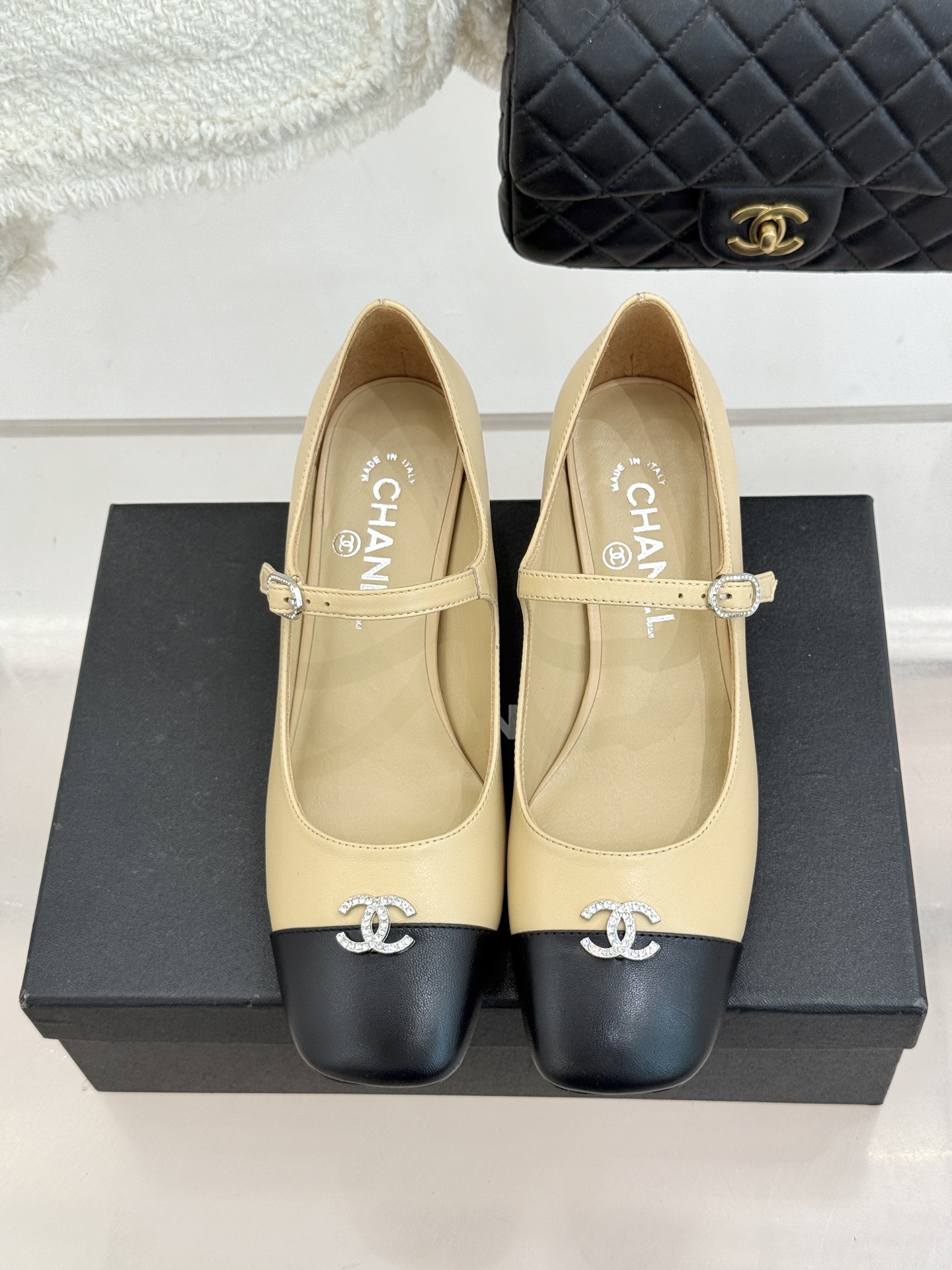 CHANE* ｜小香经典水钻双C拼色粗跟玛丽珍鞋这双玛丽珍鞋以复古玛丽珍为基底用拼色美学重构优雅秩序。经