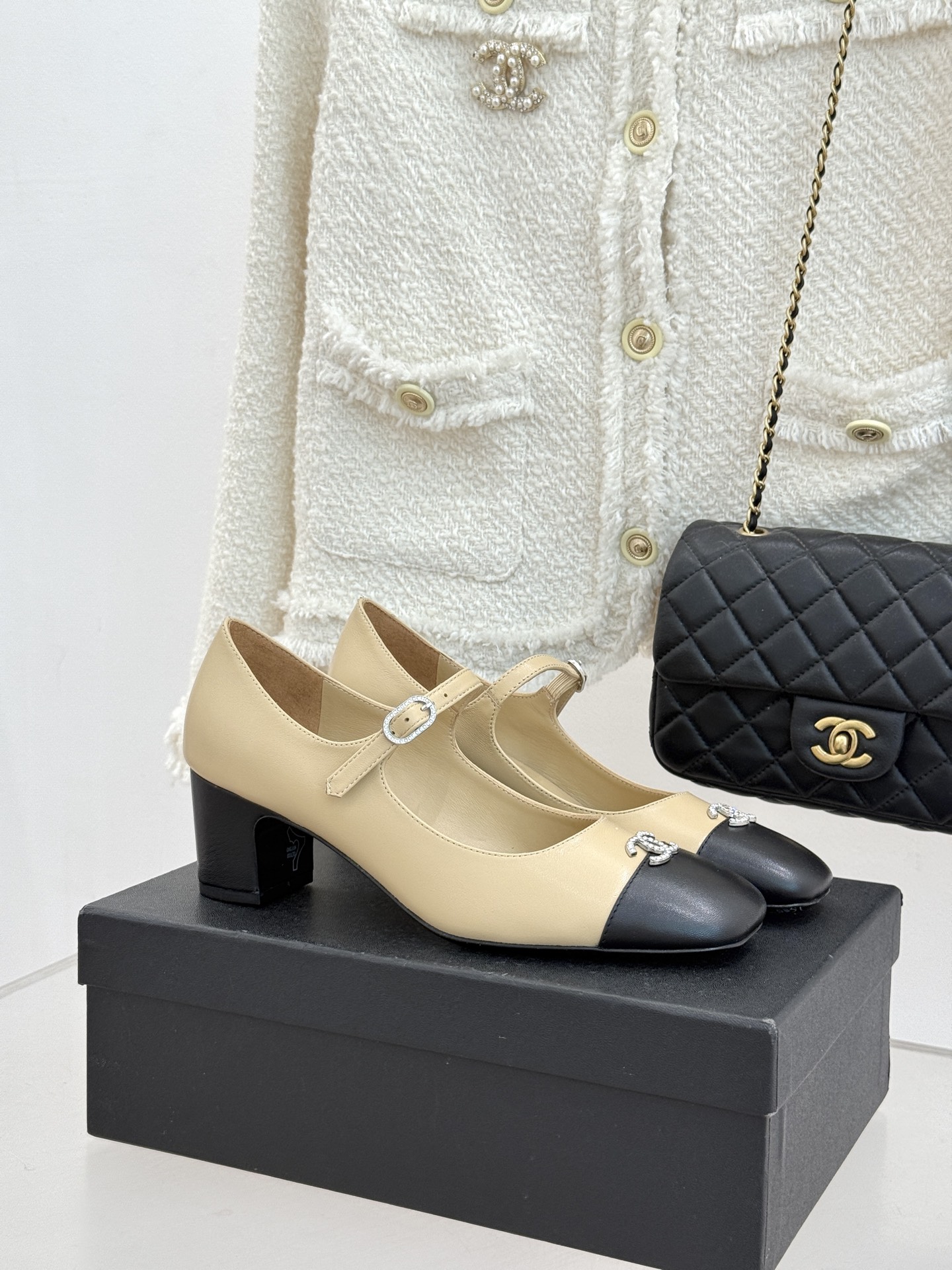 CHANE* ｜小香经典水钻双C拼色粗跟玛丽珍鞋这双玛丽珍鞋以复古玛丽珍为基底用拼色美学重构优雅秩序。经