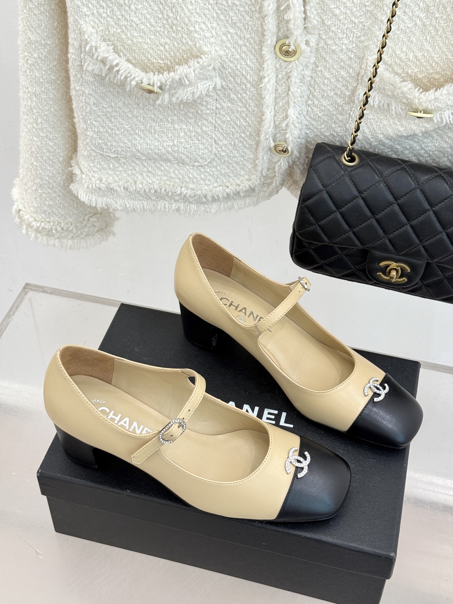 CHANE* ｜小香经典水钻双C拼色粗跟玛丽珍鞋这双玛丽珍鞋以复古玛丽珍为基底用拼色美学重构优雅秩序。经