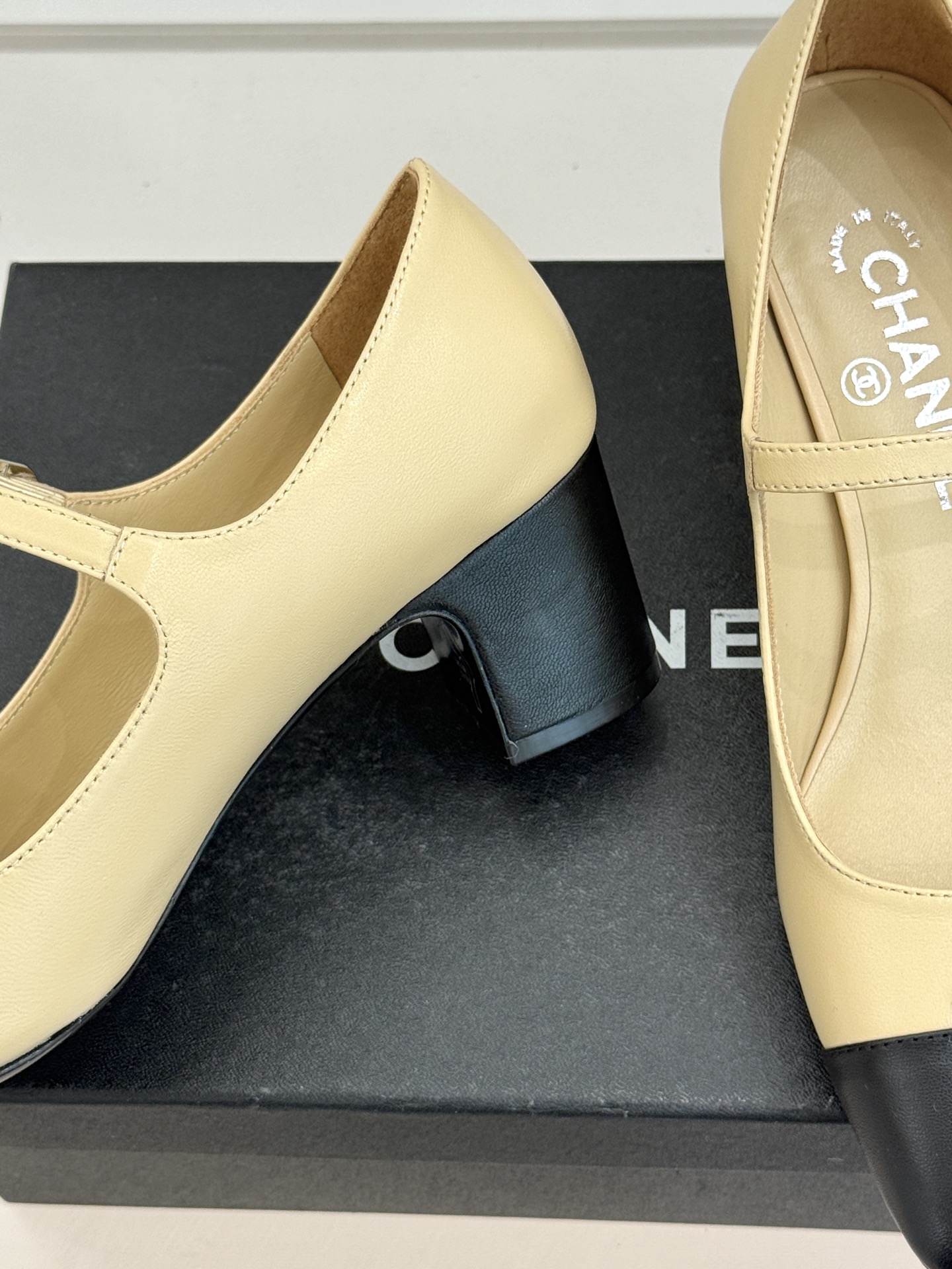 CHANE* ｜小香经典水钻双C拼色粗跟玛丽珍鞋这双玛丽珍鞋以复古玛丽珍为基底用拼色美学重构优雅秩序。经