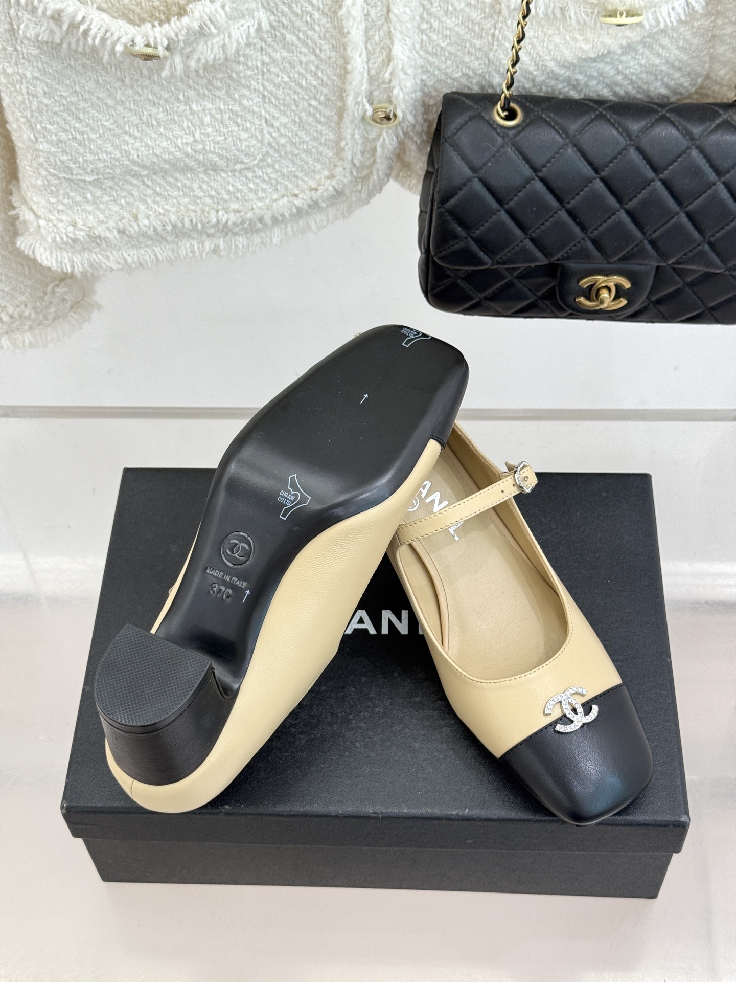 CHANE* ｜小香经典水钻双C拼色粗跟玛丽珍鞋这双玛丽珍鞋以复古玛丽珍为基底用拼色美学重构优雅秩序。经