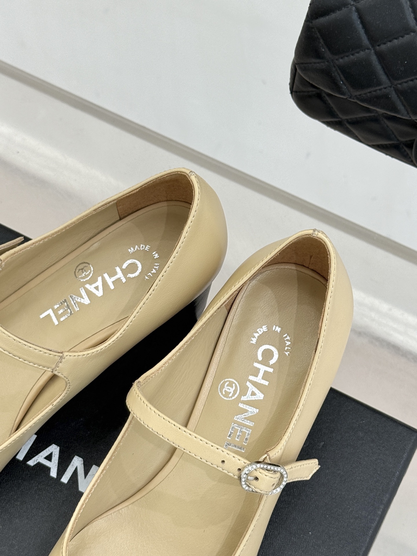 CHANE* ｜小香经典水钻双C拼色粗跟玛丽珍鞋这双玛丽珍鞋以复古玛丽珍为基底用拼色美学重构优雅秩序。经