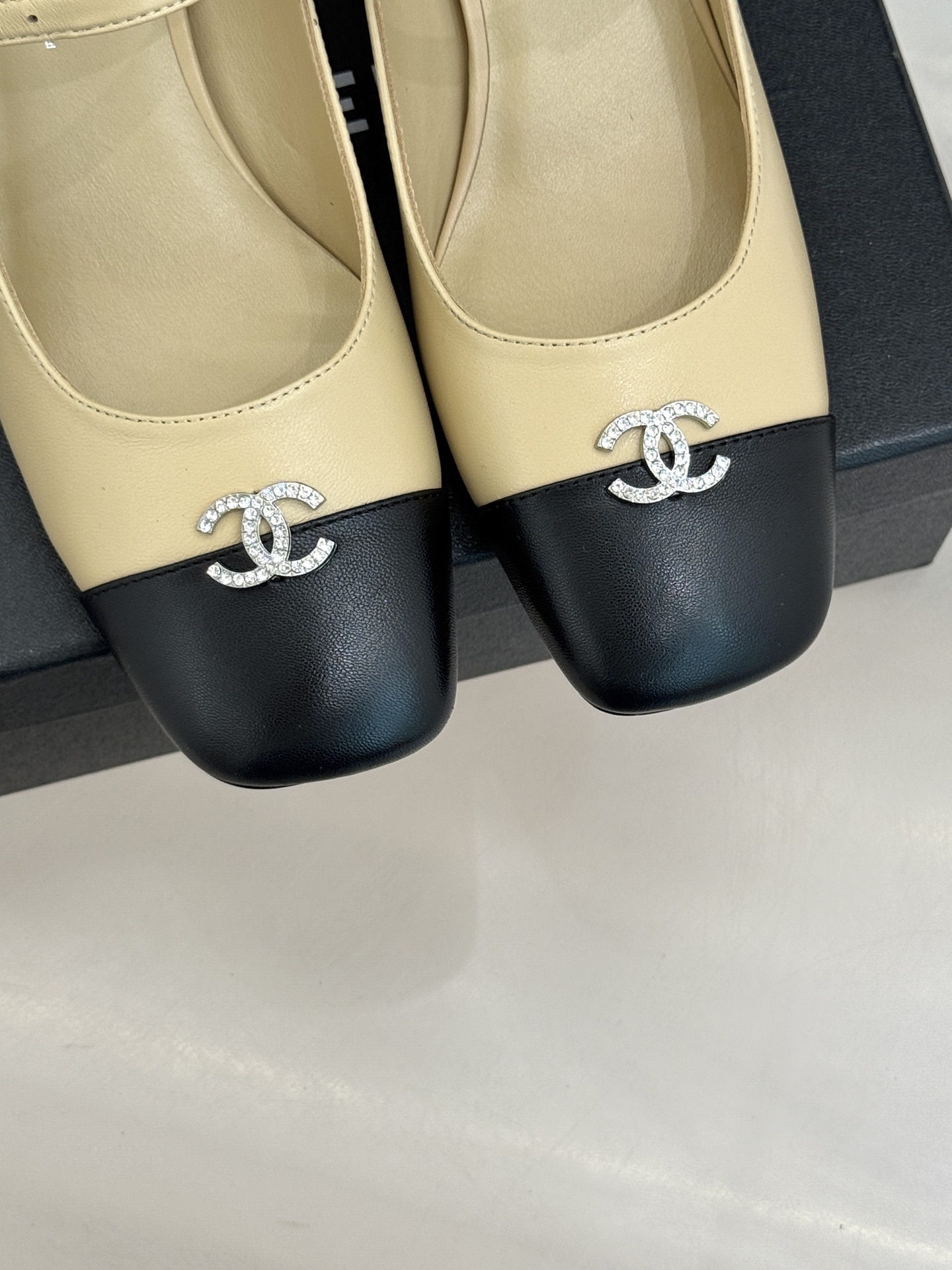 CHANE* ｜小香经典水钻双C拼色粗跟玛丽珍鞋这双玛丽珍鞋以复古玛丽珍为基底用拼色美学重构优雅秩序。经