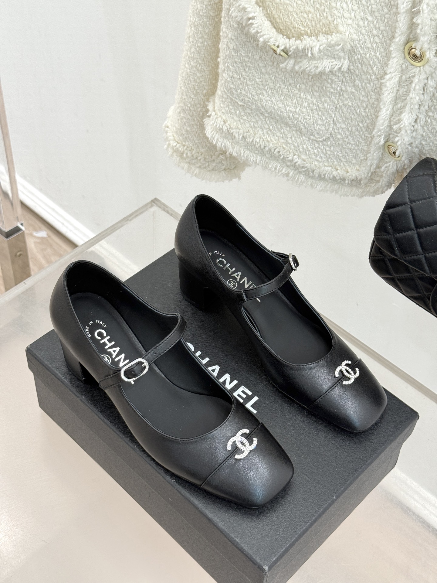 CHANE* ｜小香经典水钻双C拼色粗跟玛丽珍鞋这双玛丽珍鞋以复古玛丽珍为基底用拼色美学重构优雅秩序。经