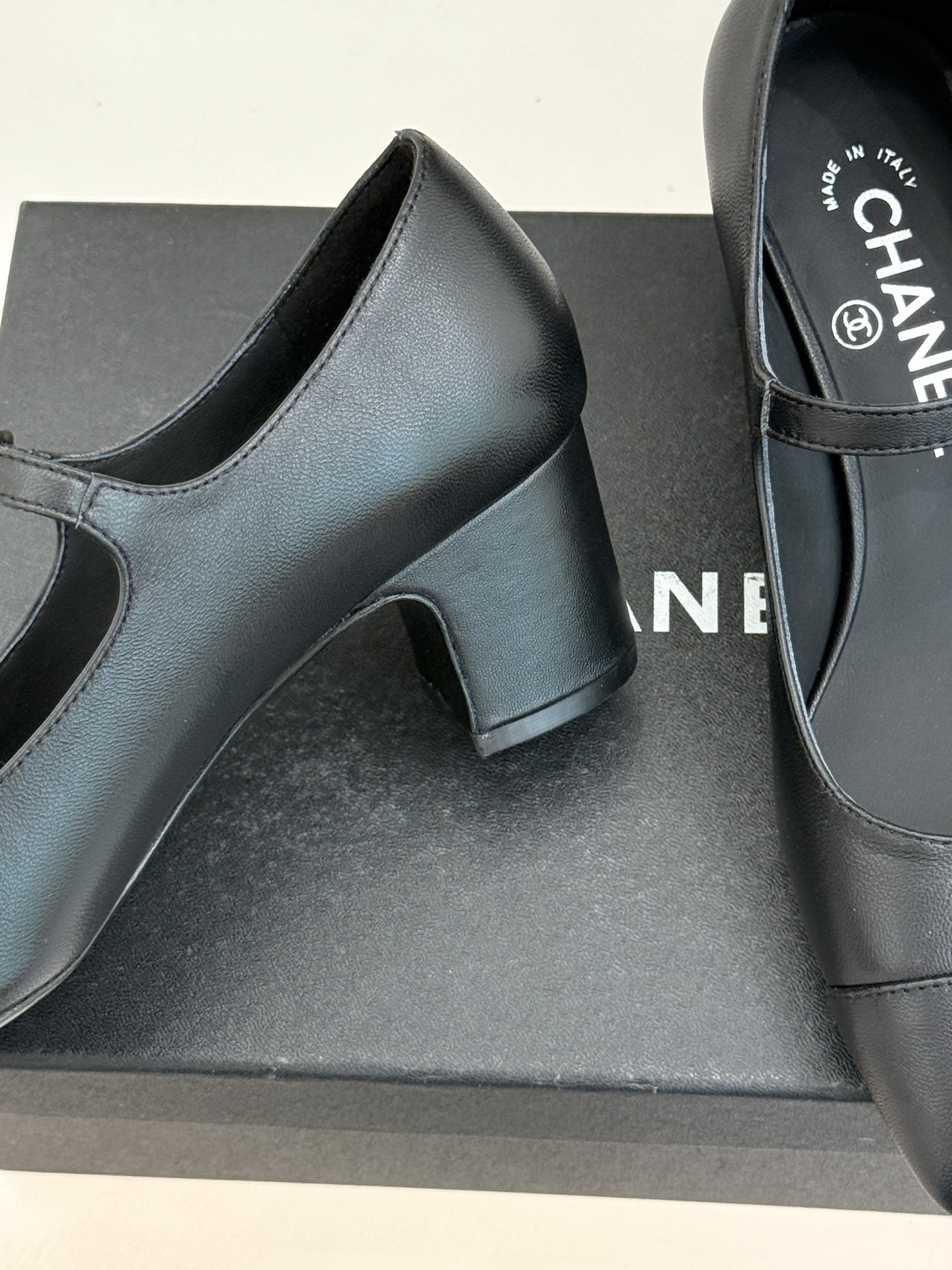 CHANE* ｜小香经典水钻双C拼色粗跟玛丽珍鞋这双玛丽珍鞋以复古玛丽珍为基底用拼色美学重构优雅秩序。经