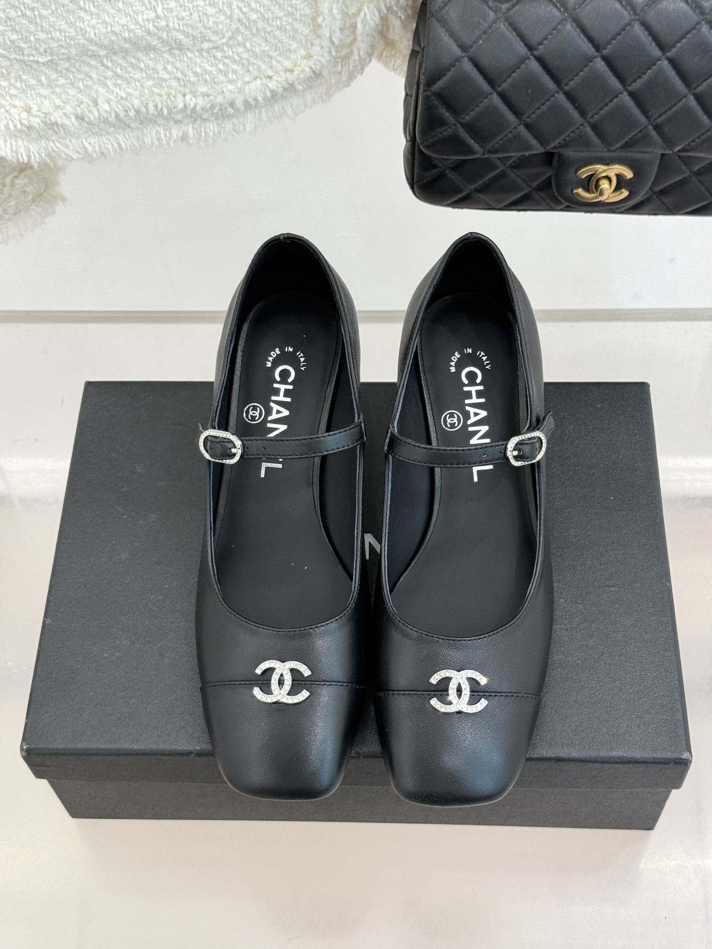 CHANE* ｜小香经典水钻双C拼色粗跟玛丽珍鞋这双玛丽珍鞋以复古玛丽珍为基底用拼色美学重构优雅秩序。经