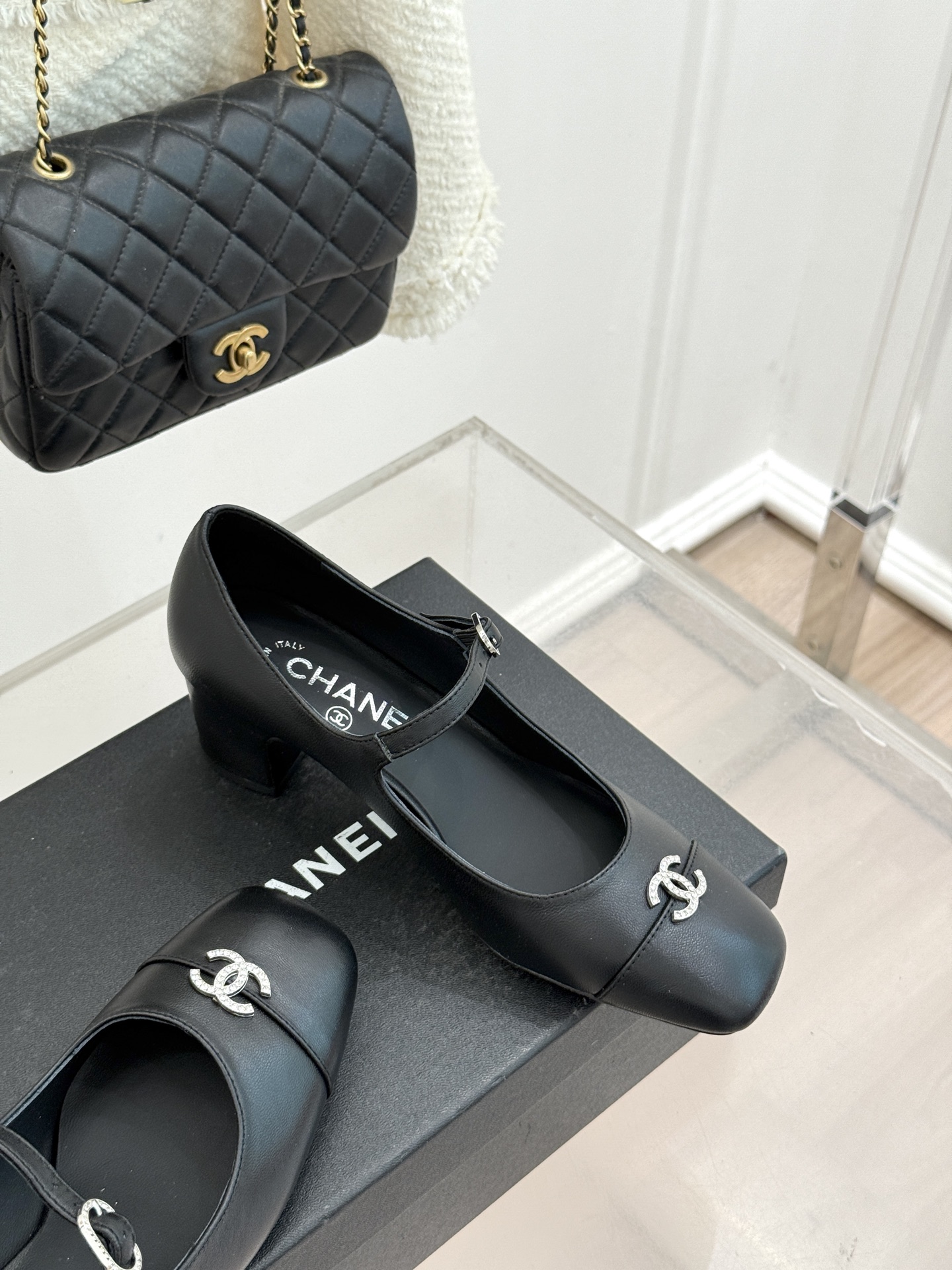 CHANE* ｜小香经典水钻双C拼色粗跟玛丽珍鞋这双玛丽珍鞋以复古玛丽珍为基底用拼色美学重构优雅秩序。经