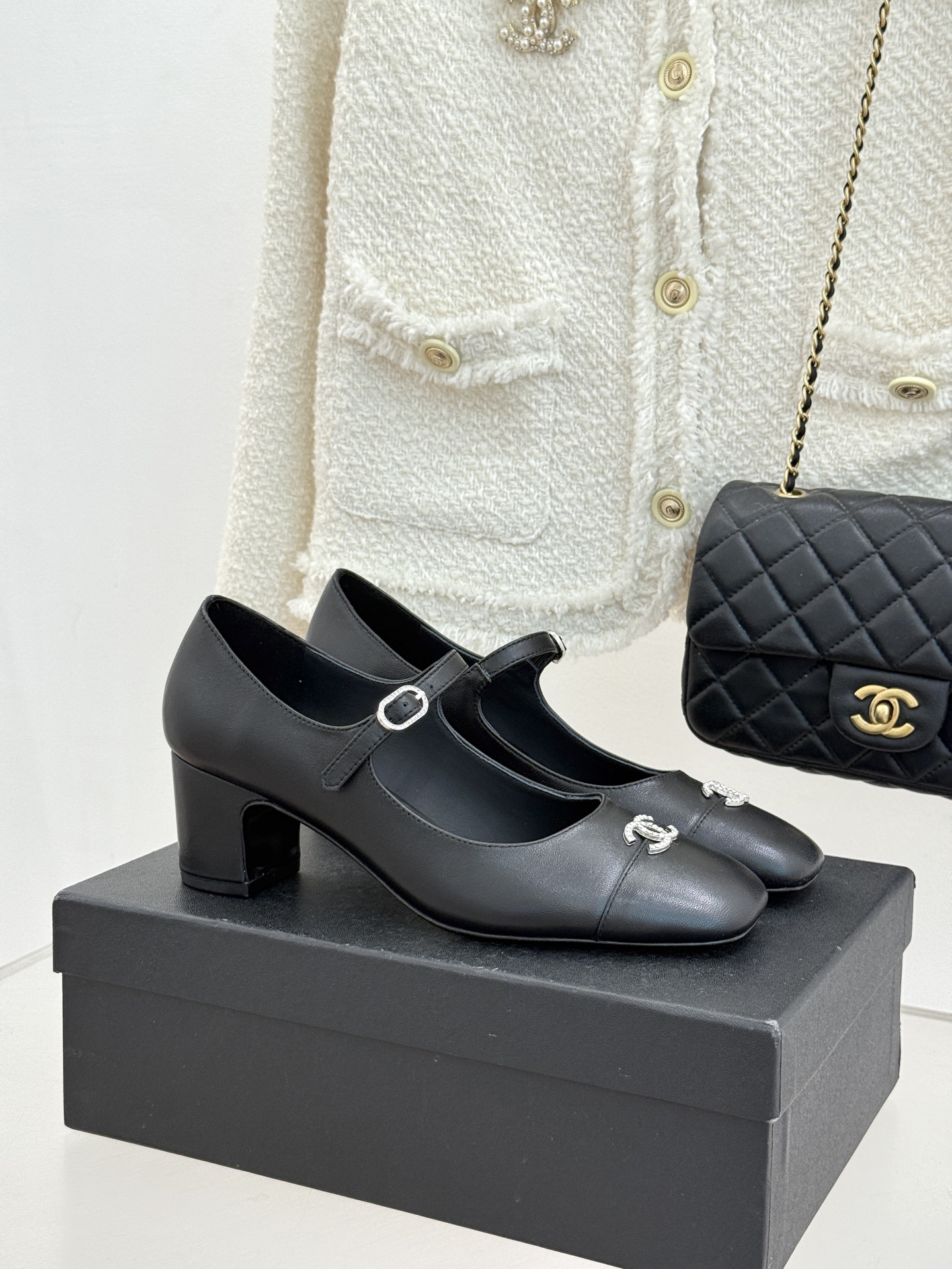 CHANE* ｜小香经典水钻双C拼色粗跟玛丽珍鞋这双玛丽珍鞋以复古玛丽珍为基底用拼色美学重构优雅秩序。经