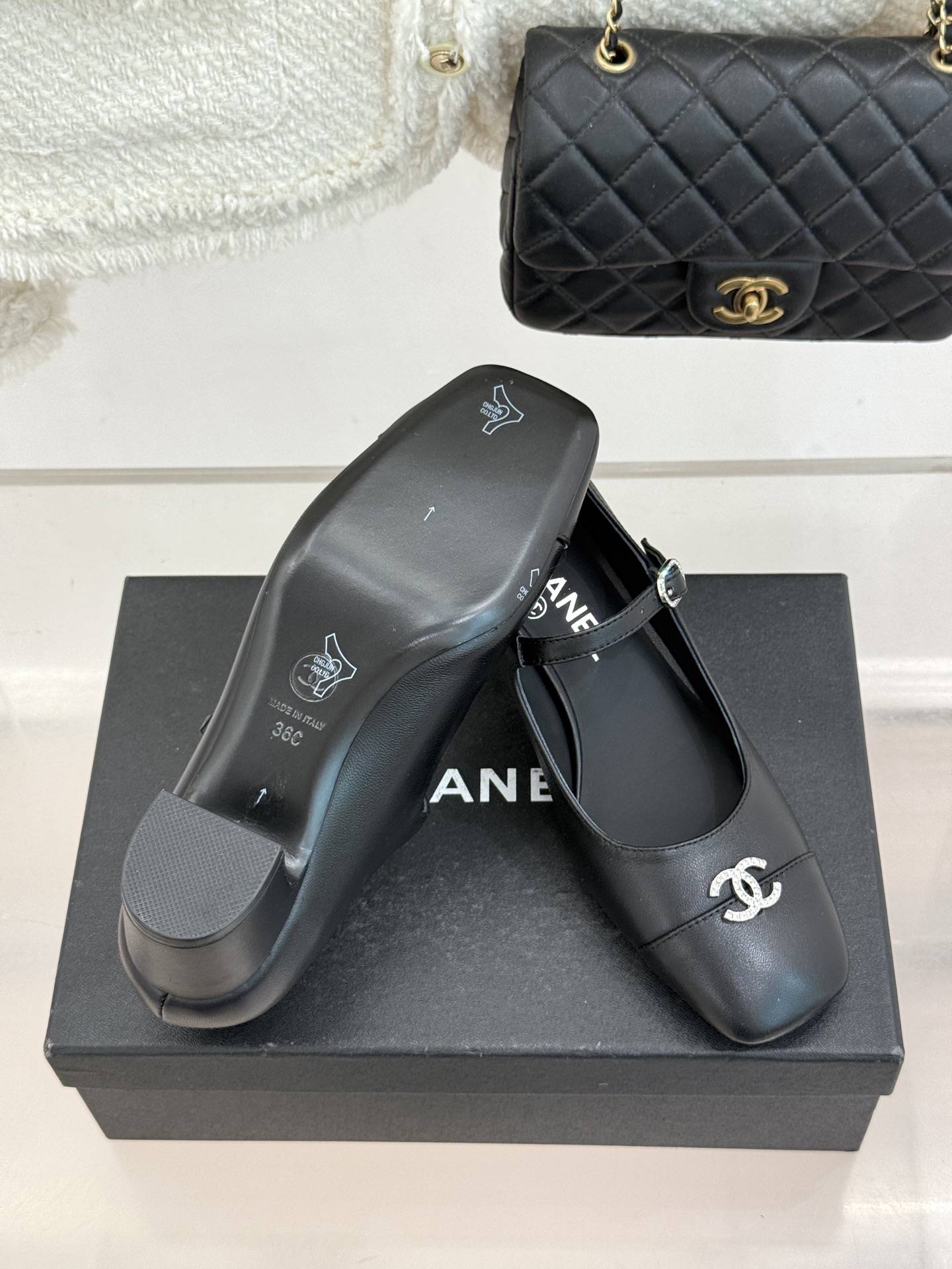 CHANE* ｜小香经典水钻双C拼色粗跟玛丽珍鞋这双玛丽珍鞋以复古玛丽珍为基底用拼色美学重构优雅秩序。经