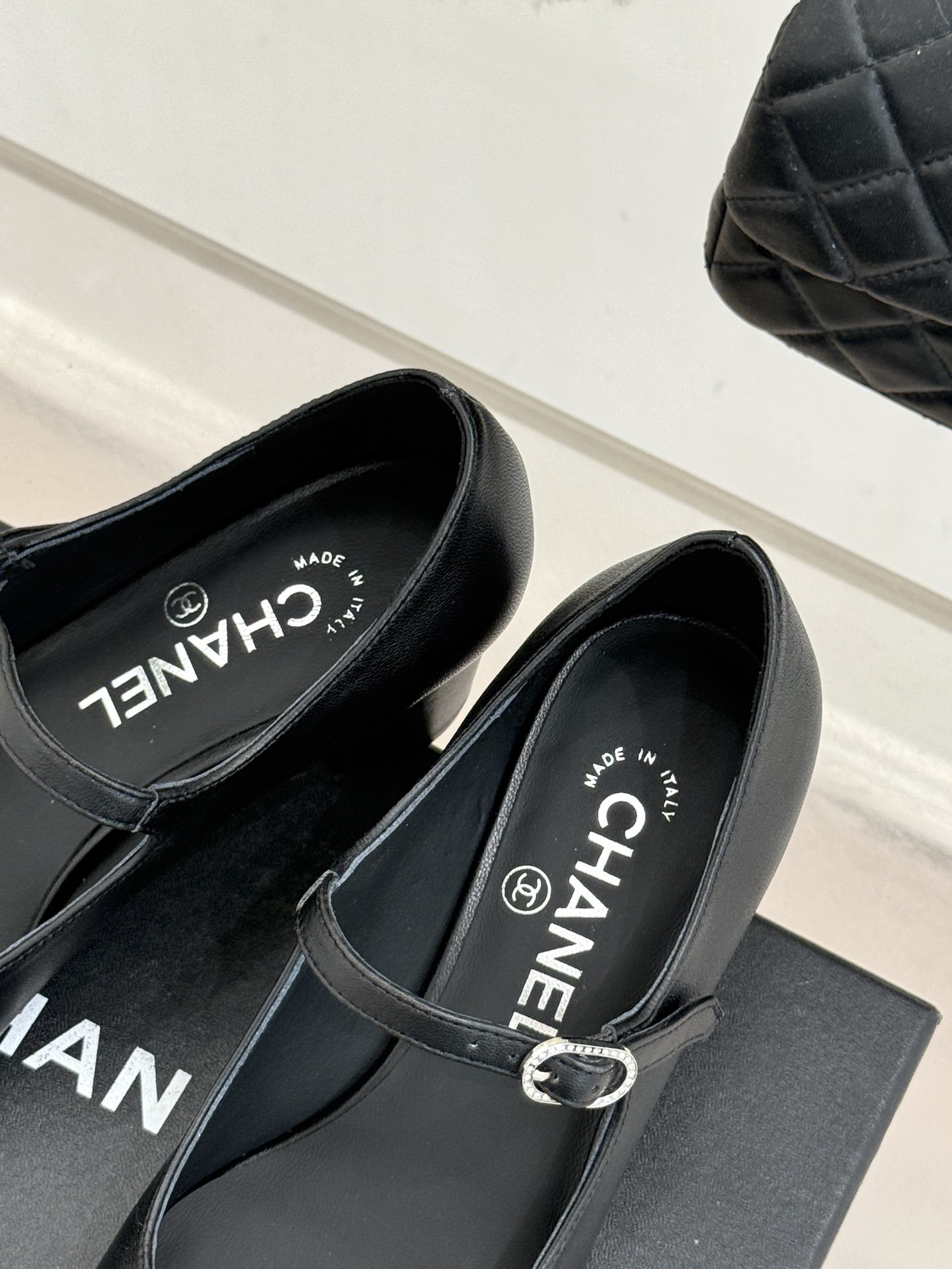 CHANE* ｜小香经典水钻双C拼色粗跟玛丽珍鞋这双玛丽珍鞋以复古玛丽珍为基底用拼色美学重构优雅秩序。经