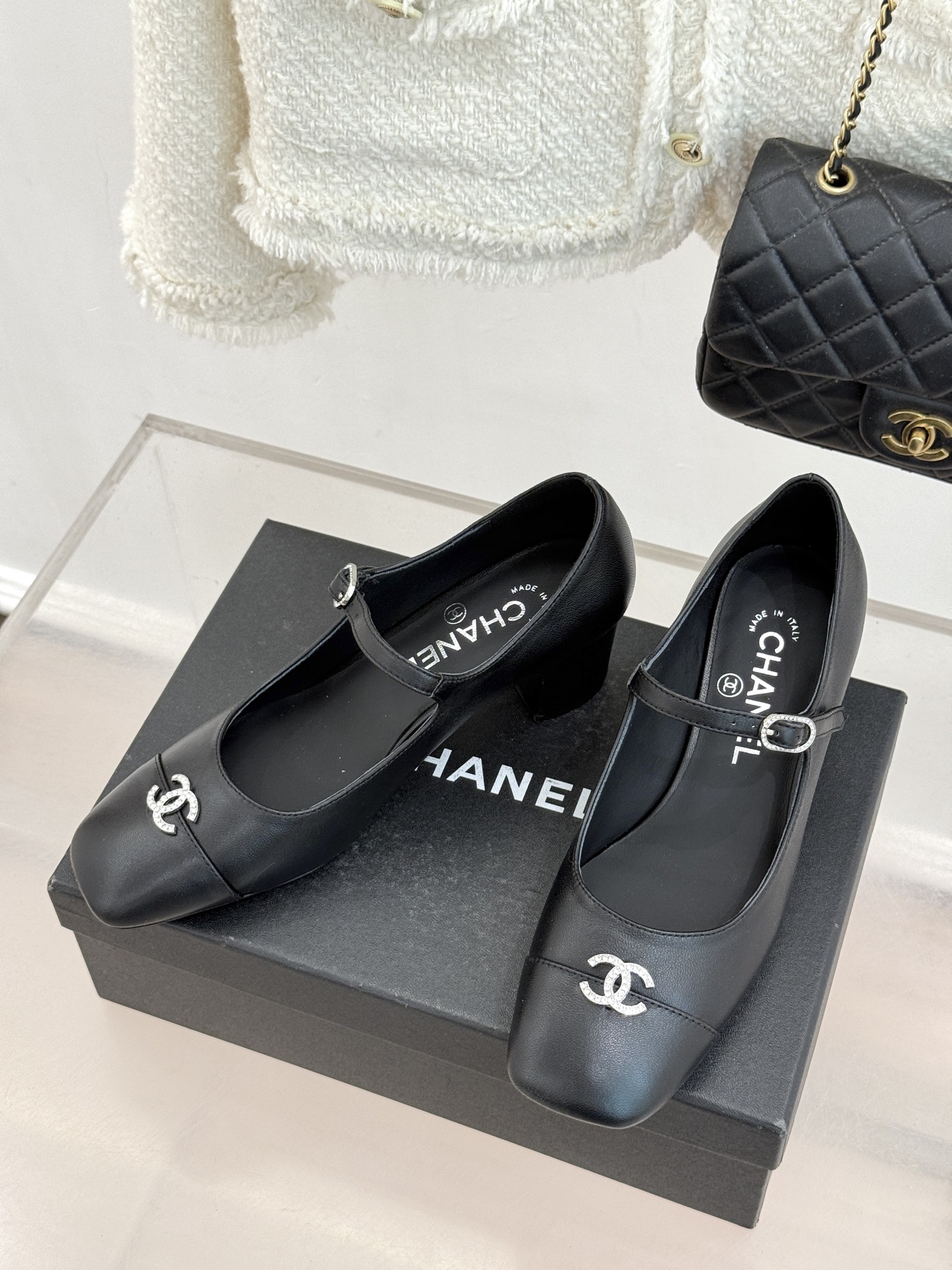 CHANE* ｜小香经典水钻双C拼色粗跟玛丽珍鞋这双玛丽珍鞋以复古玛丽珍为基底用拼色美学重构优雅秩序。经