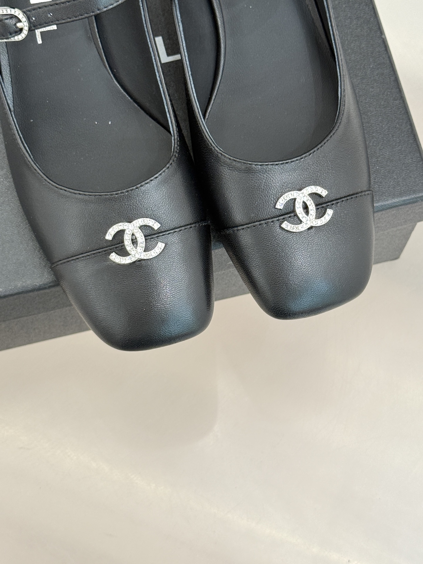 CHANE* ｜小香经典水钻双C拼色粗跟玛丽珍鞋这双玛丽珍鞋以复古玛丽珍为基底用拼色美学重构优雅秩序。经